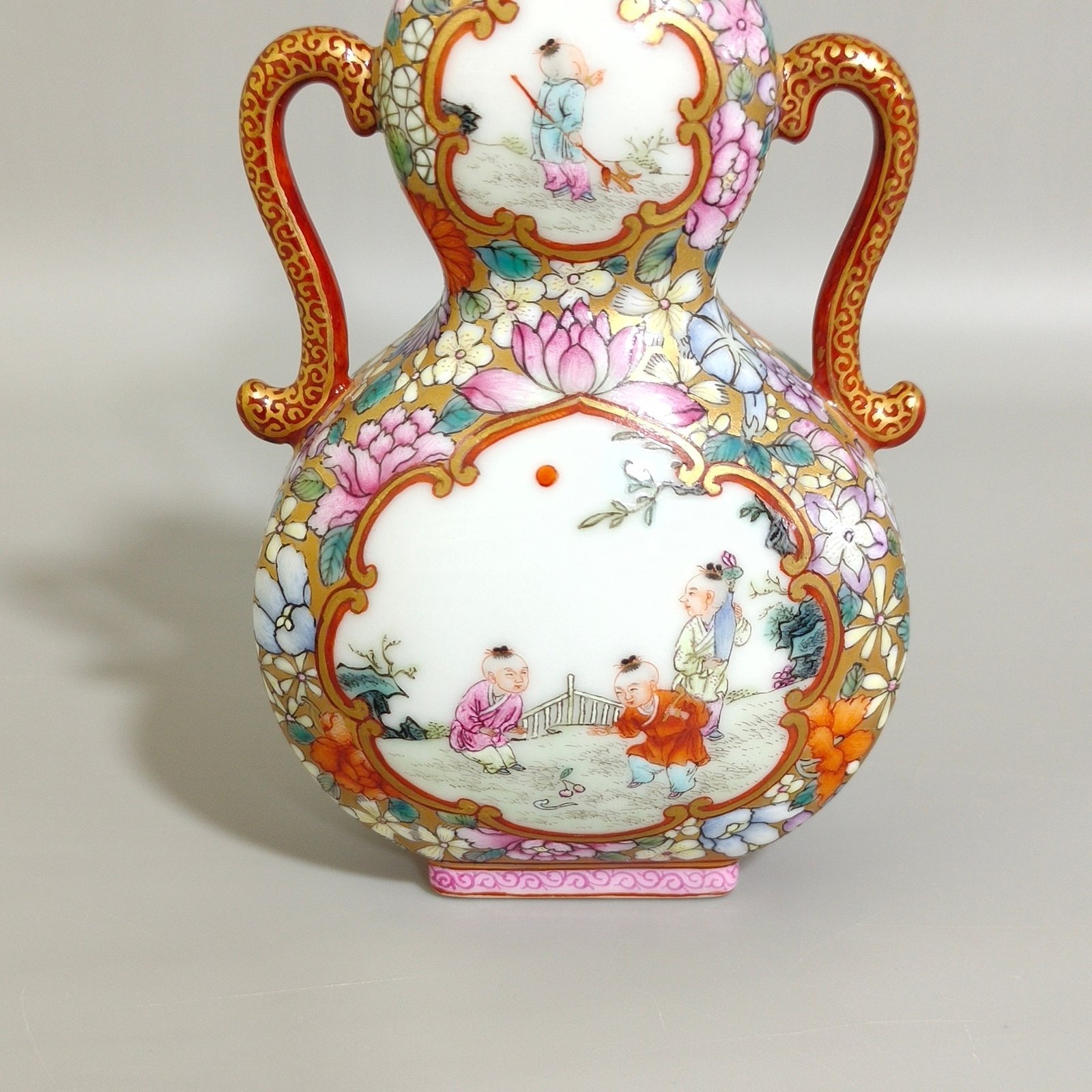 Qing Dynasty Qianlong Golden Ground Hundred Flowers Open Window Boy’s Flat Gourd Vase