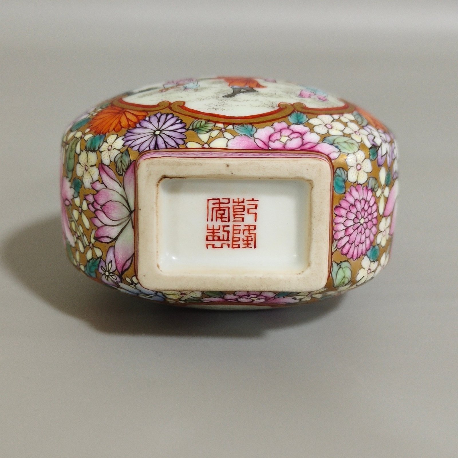 Qing Dynasty Qianlong Golden Ground Hundred Flowers Open Window Boy’s Flat Gourd Vase
