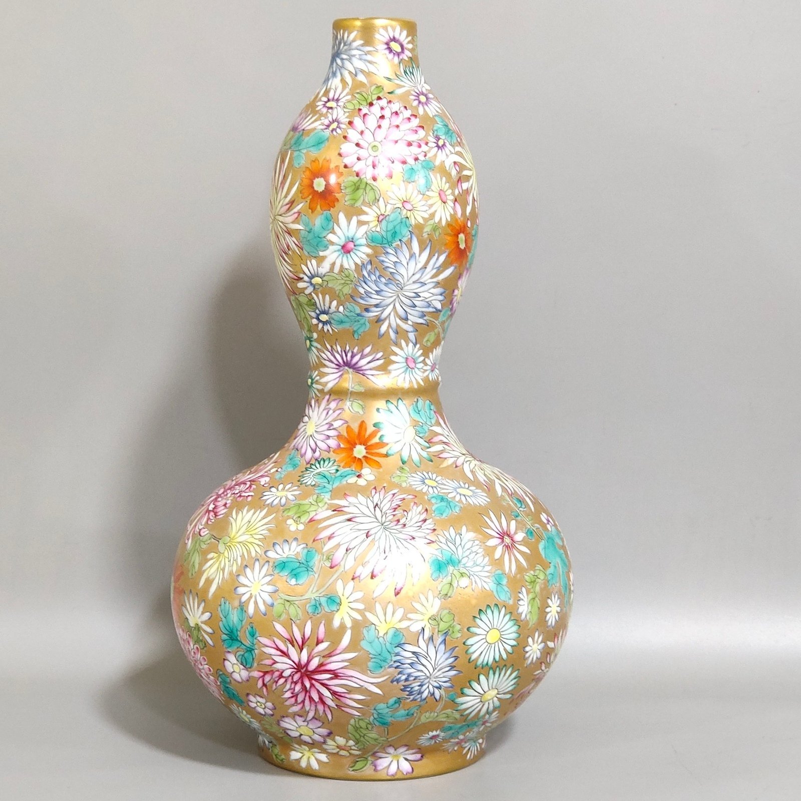 Qing Dynasty Qianlong Golden chrysanthemum gourd vase