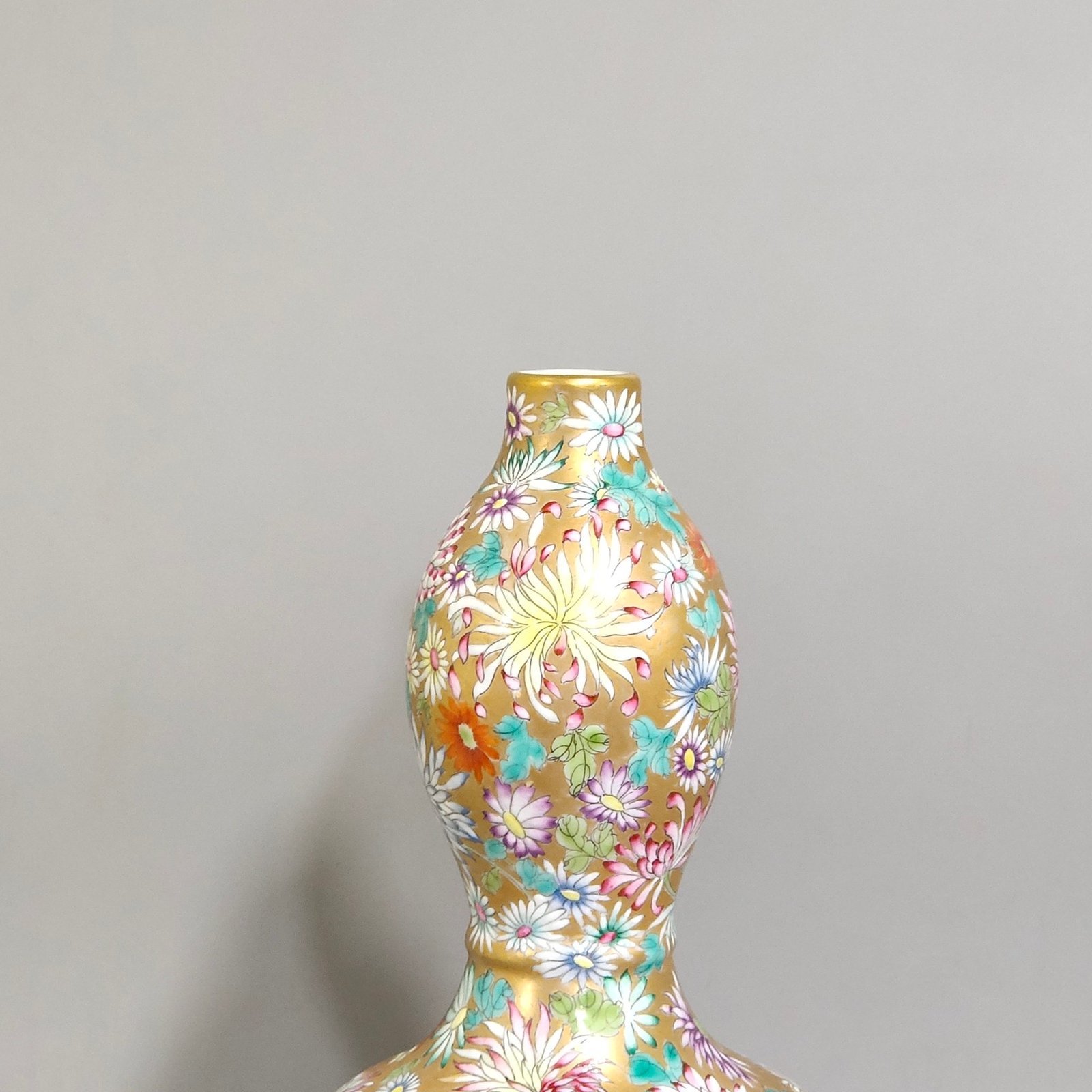 Qing Dynasty Qianlong Golden chrysanthemum gourd vase