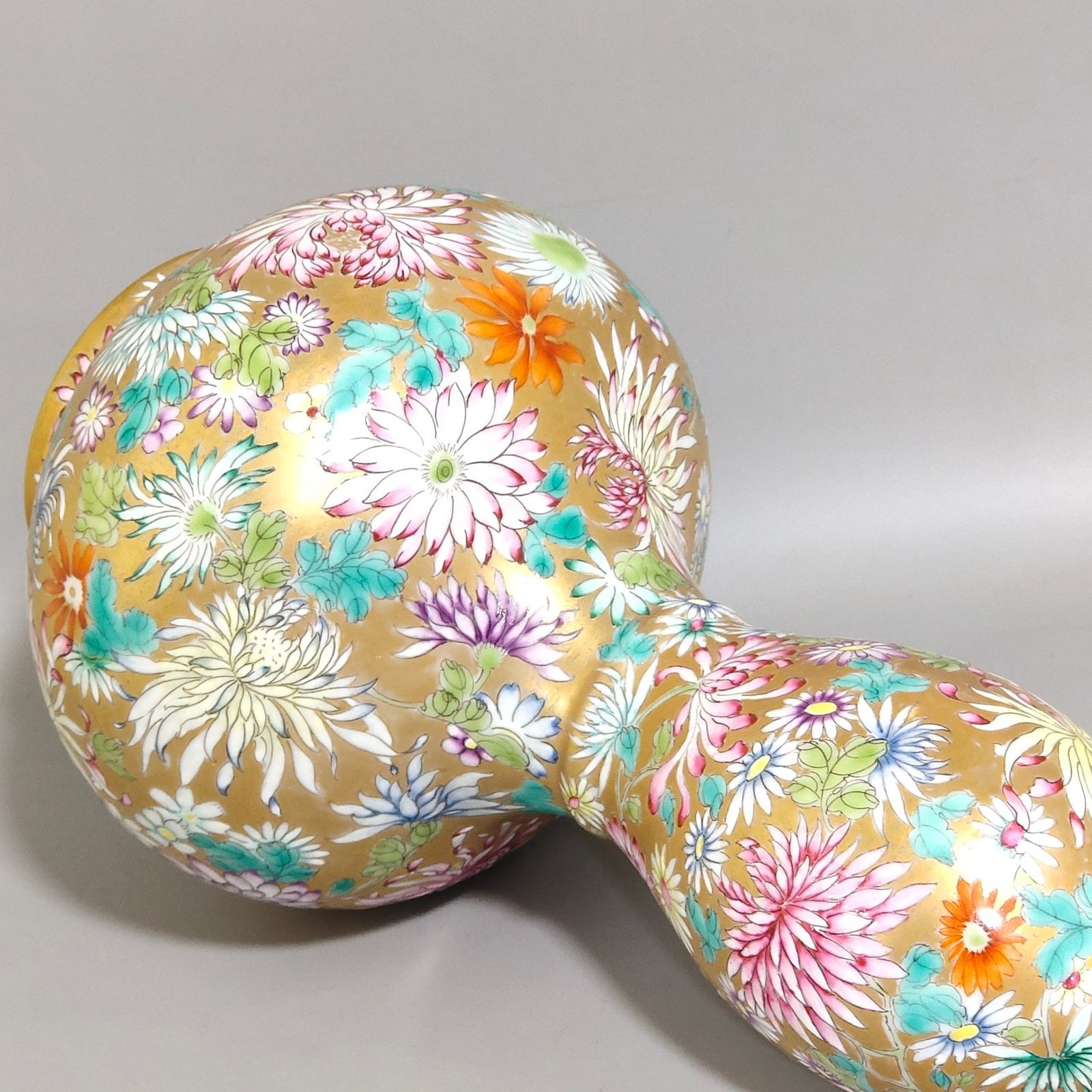 Qing Dynasty Qianlong Golden chrysanthemum gourd vase