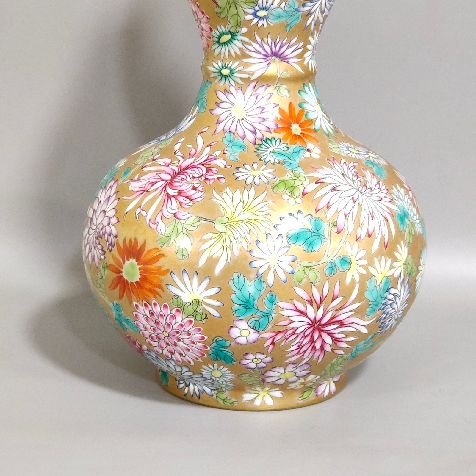 Qing Dynasty Qianlong Golden chrysanthemum gourd vase