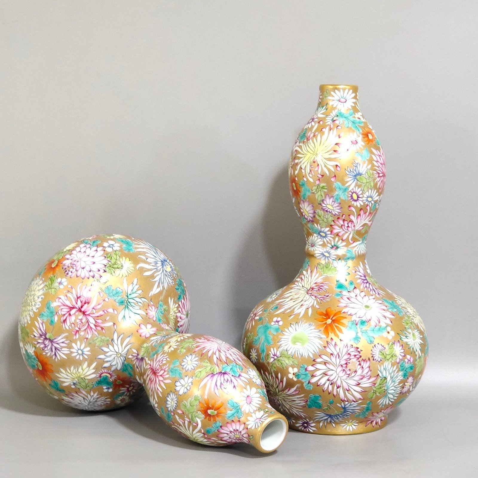 Qing Dynasty Qianlong Golden chrysanthemum gourd vase