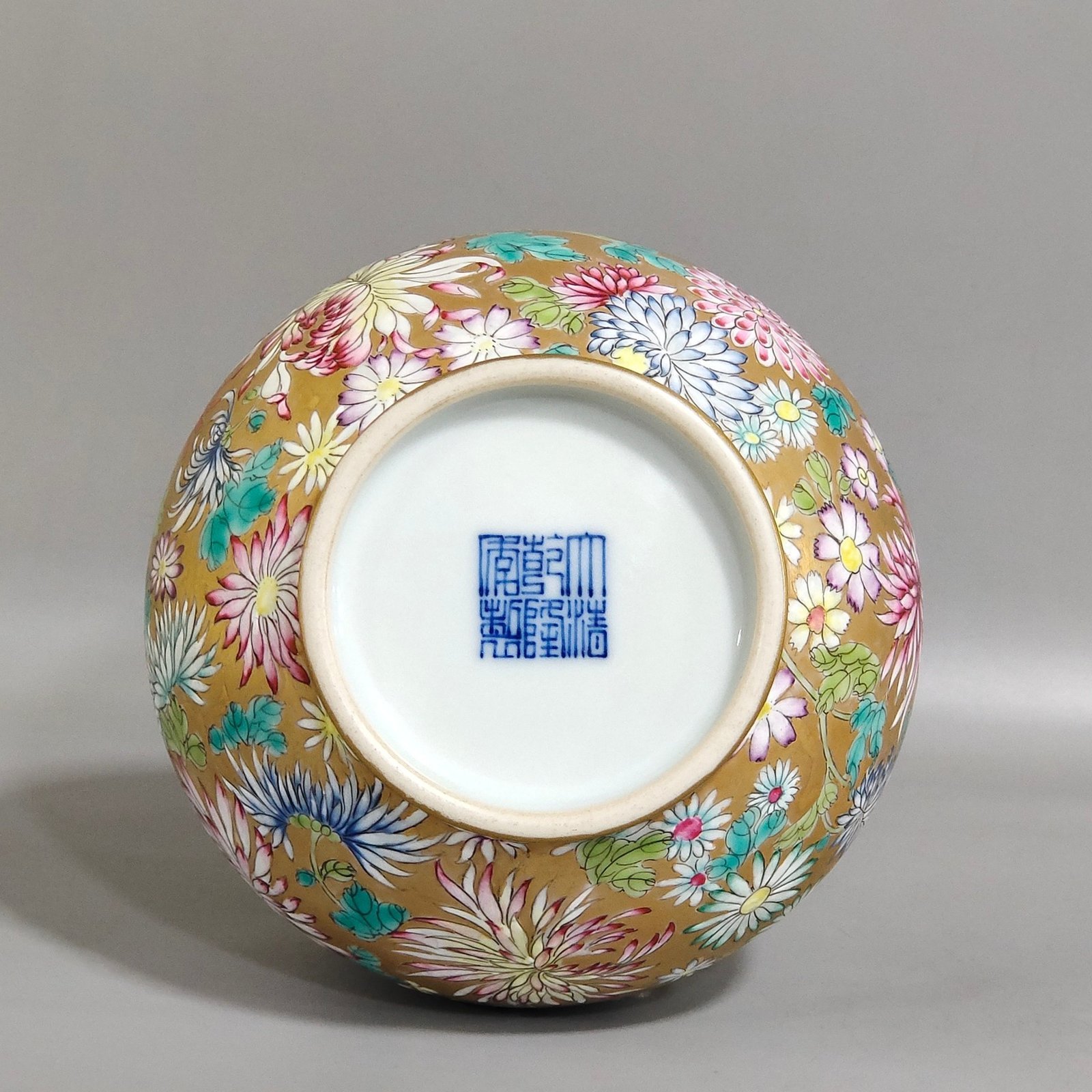 Qing Dynasty Qianlong Golden chrysanthemum gourd vase