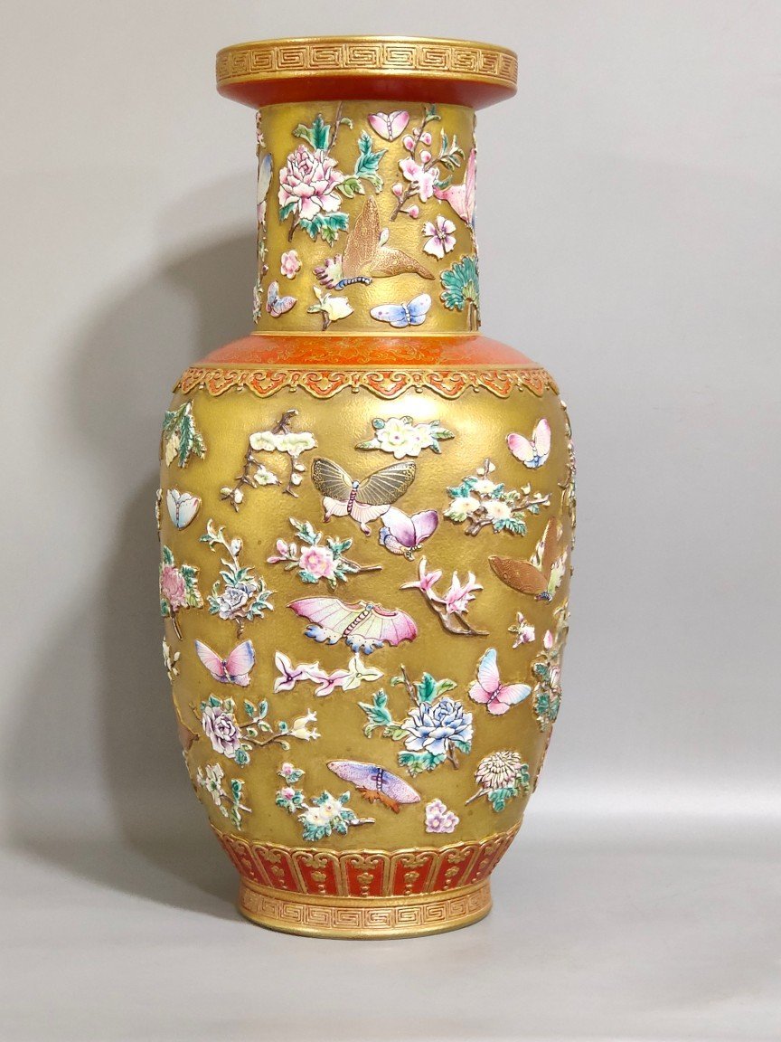 Qing Dynasty Qianlong gold butterfly and flower vase