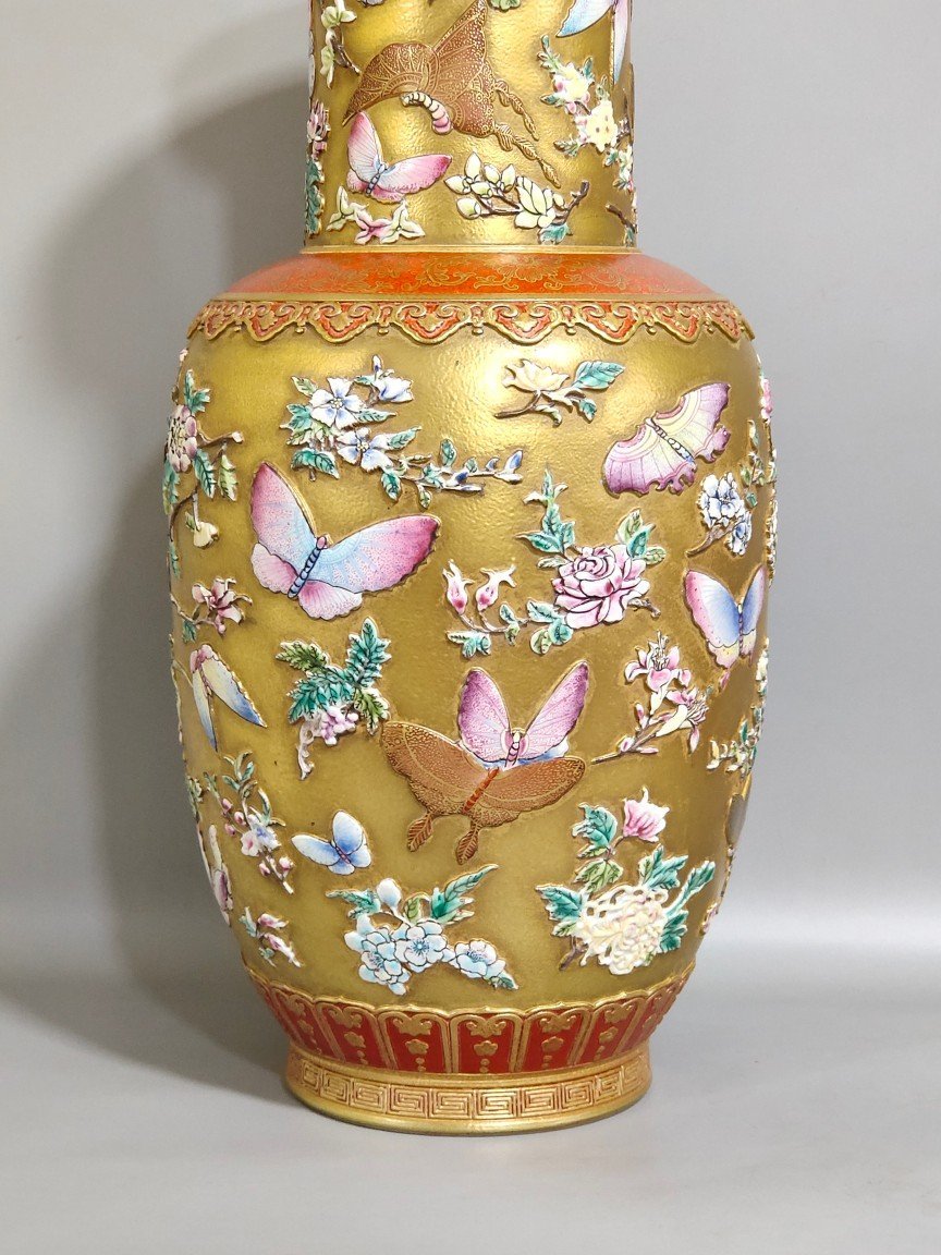 Qing Dynasty Qianlong gold butterfly and flower vase