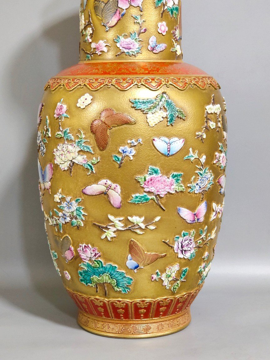 Qing Dynasty Qianlong gold butterfly and flower vase