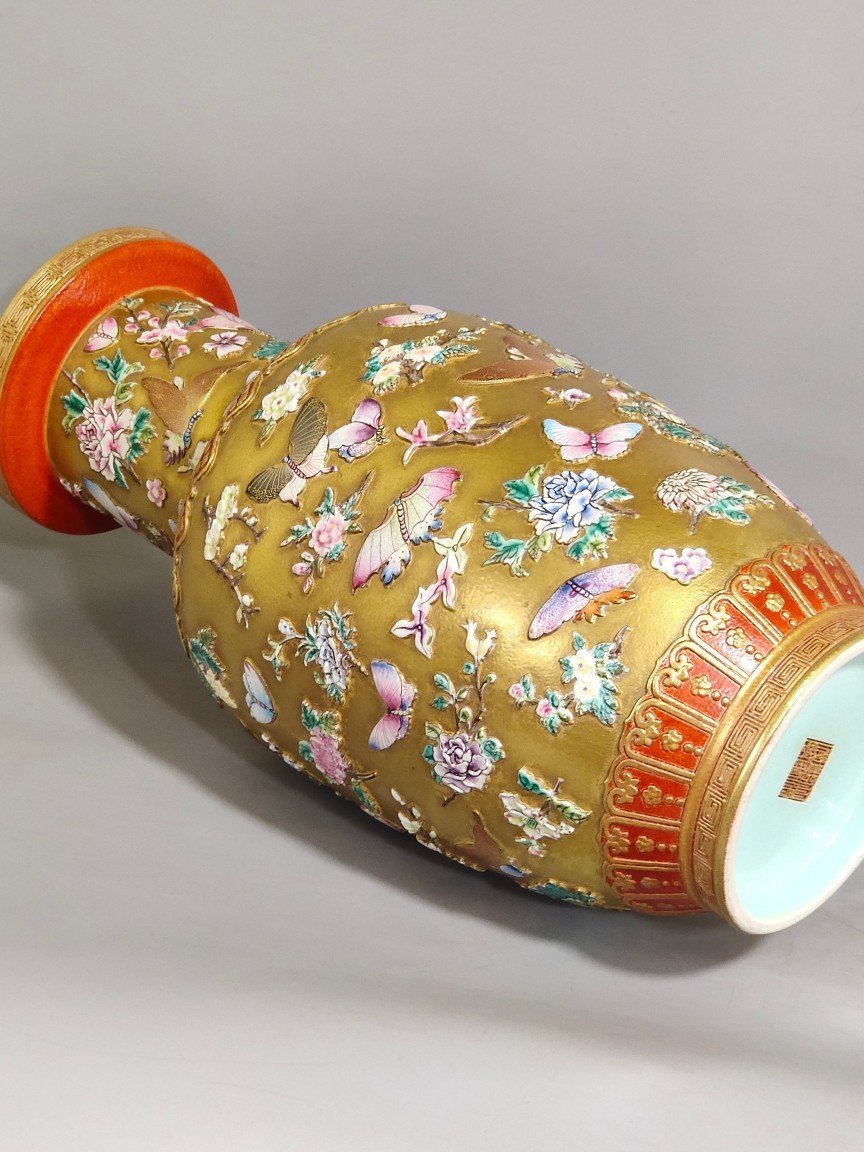 Qing Dynasty Qianlong gold butterfly and flower vase