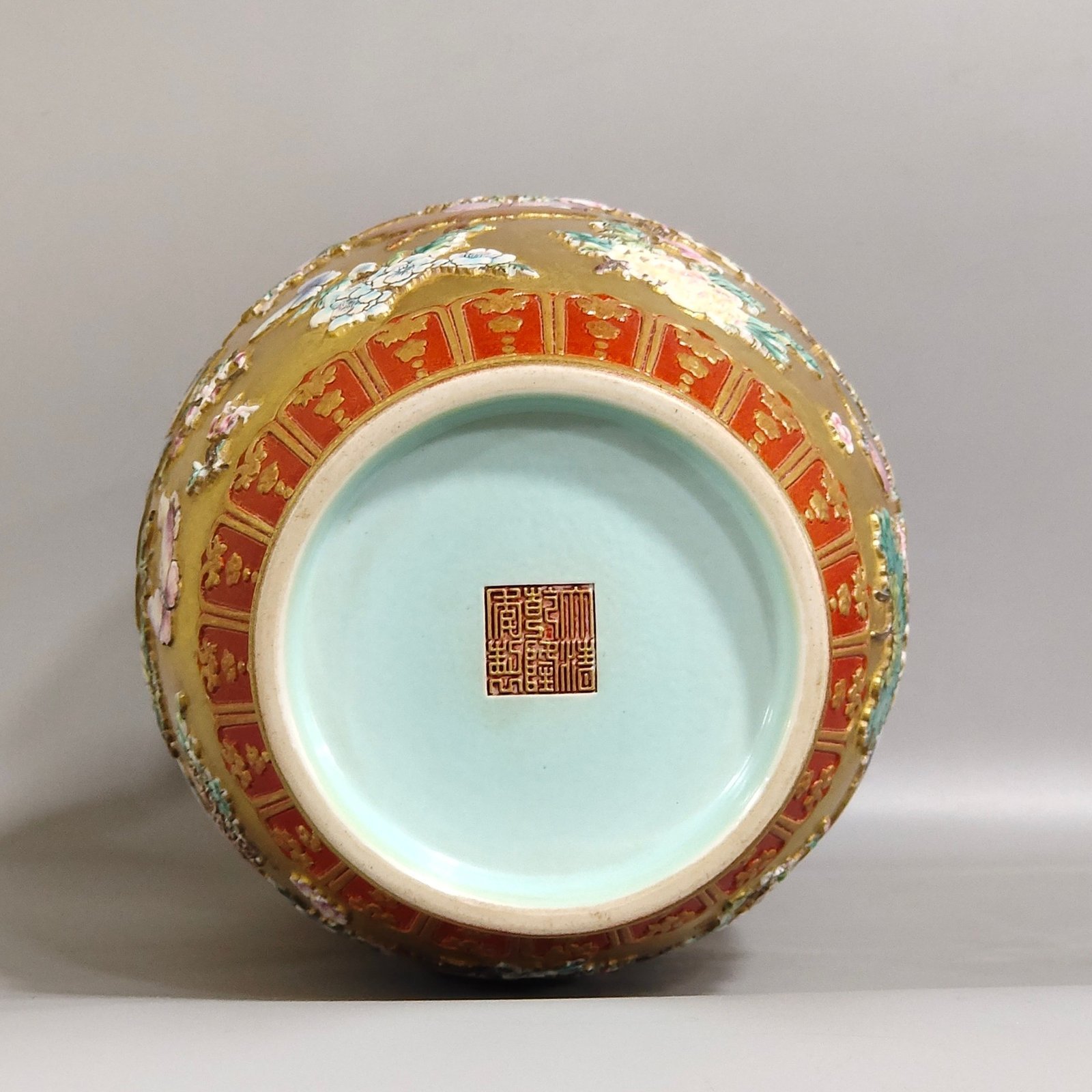 Qing Dynasty Qianlong gold butterfly and flower vase