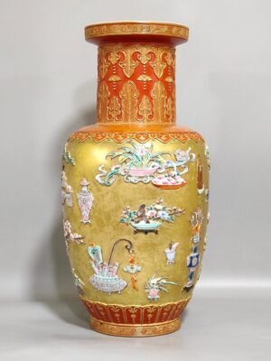 Qing Dynasty Qianlong gold carved Bogu pattern mallet vase
