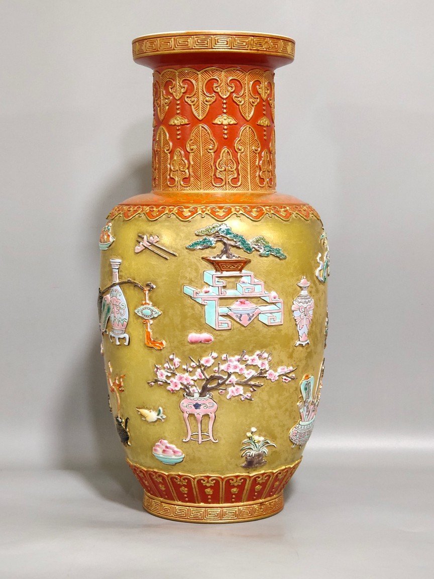 Qing Dynasty Qianlong gold carved Bogu pattern mallet vase