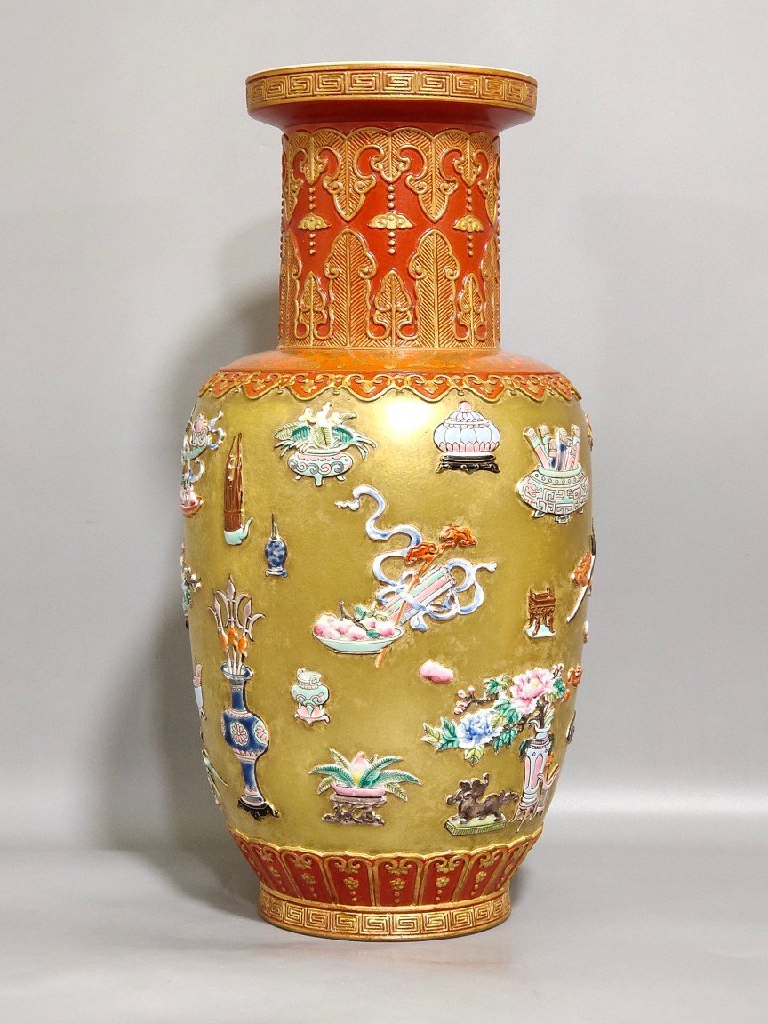 Qing Dynasty Qianlong gold carved Bogu pattern mallet vase