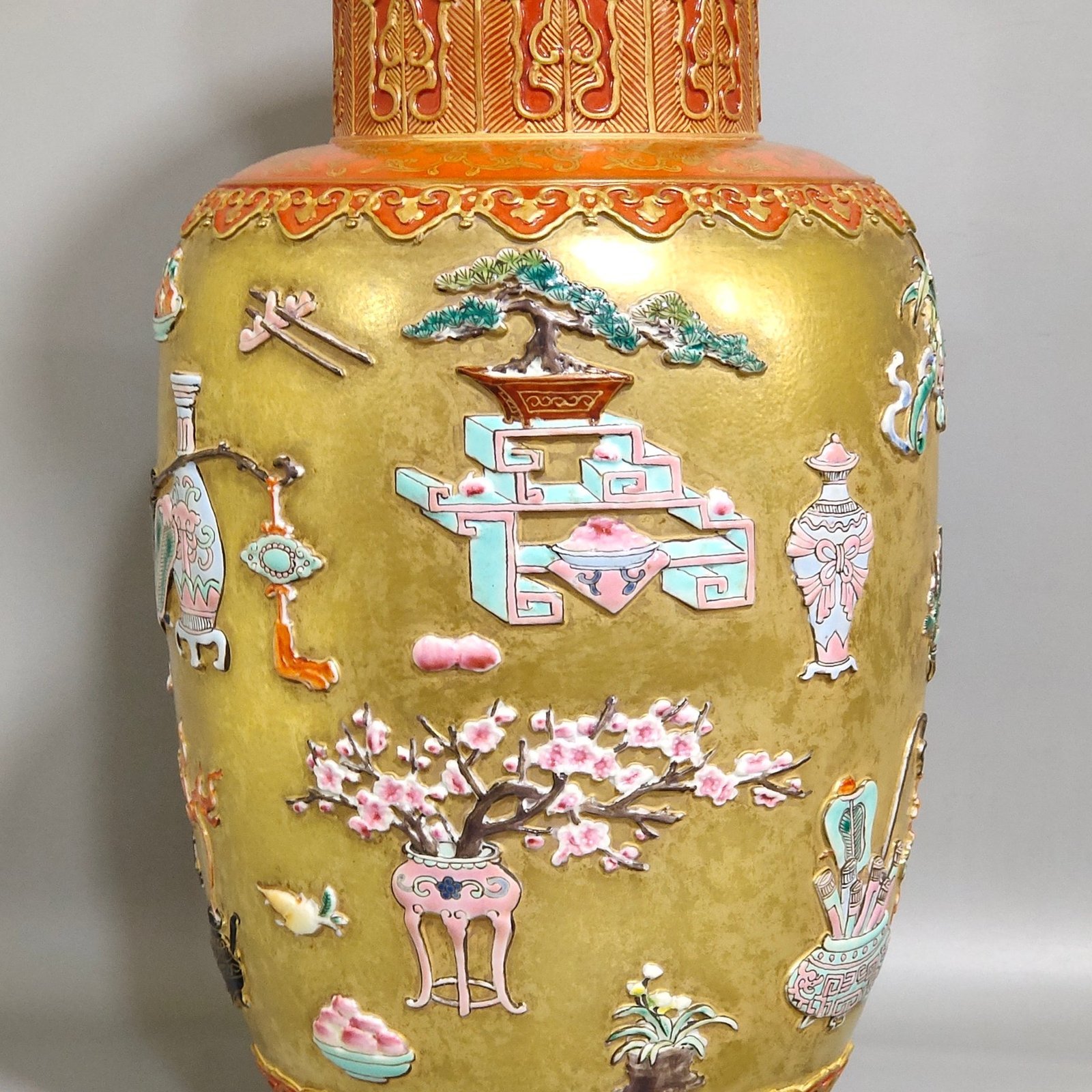 Qing Dynasty Qianlong gold carved Bogu pattern mallet vase