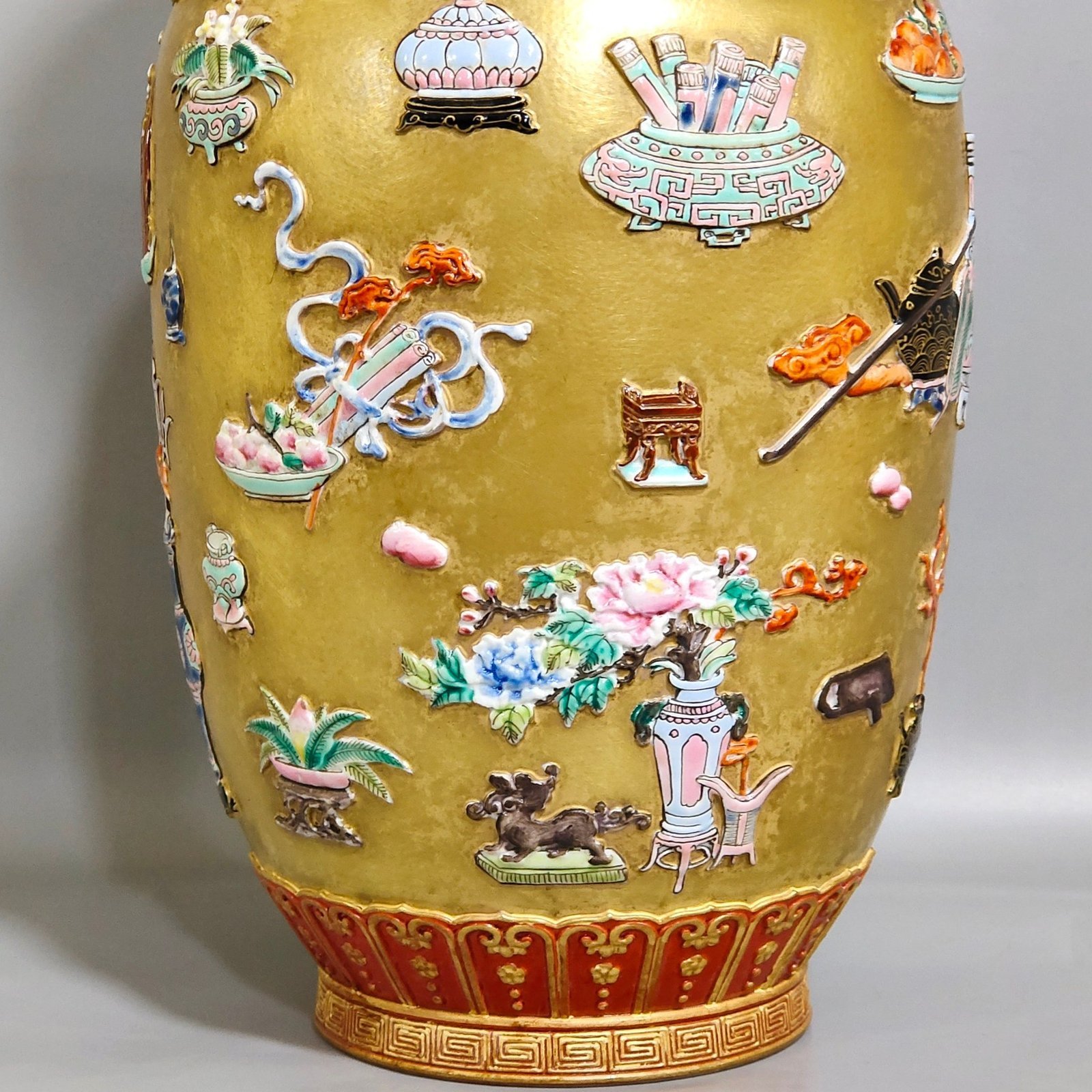 Qing Dynasty Qianlong gold carved Bogu pattern mallet vase