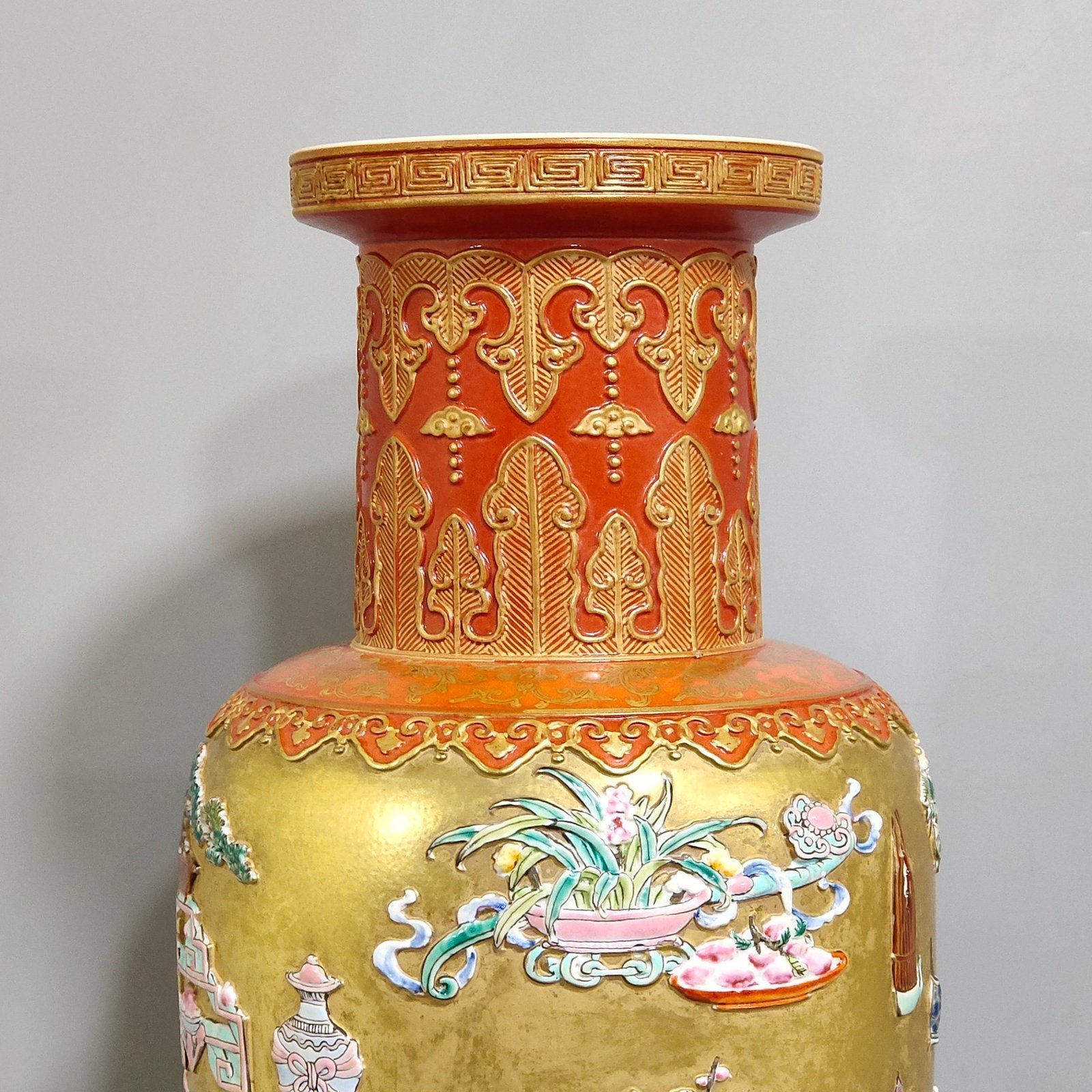 Qing Dynasty Qianlong gold carved Bogu pattern mallet vase