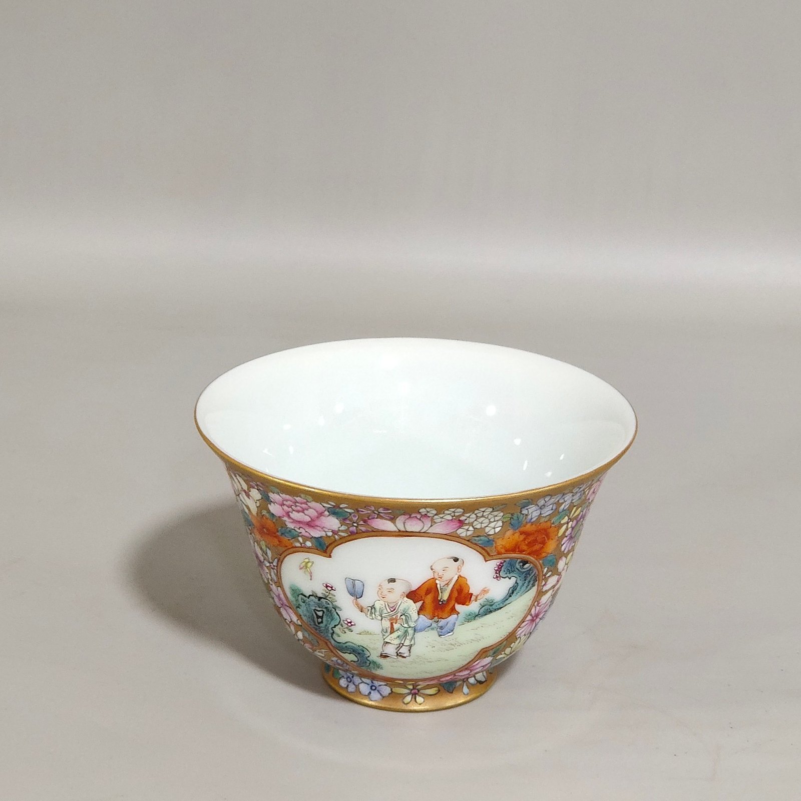 Qing Dynasty Qianlong a gold bottomed boy’s bowl with a hundred flowers and a window