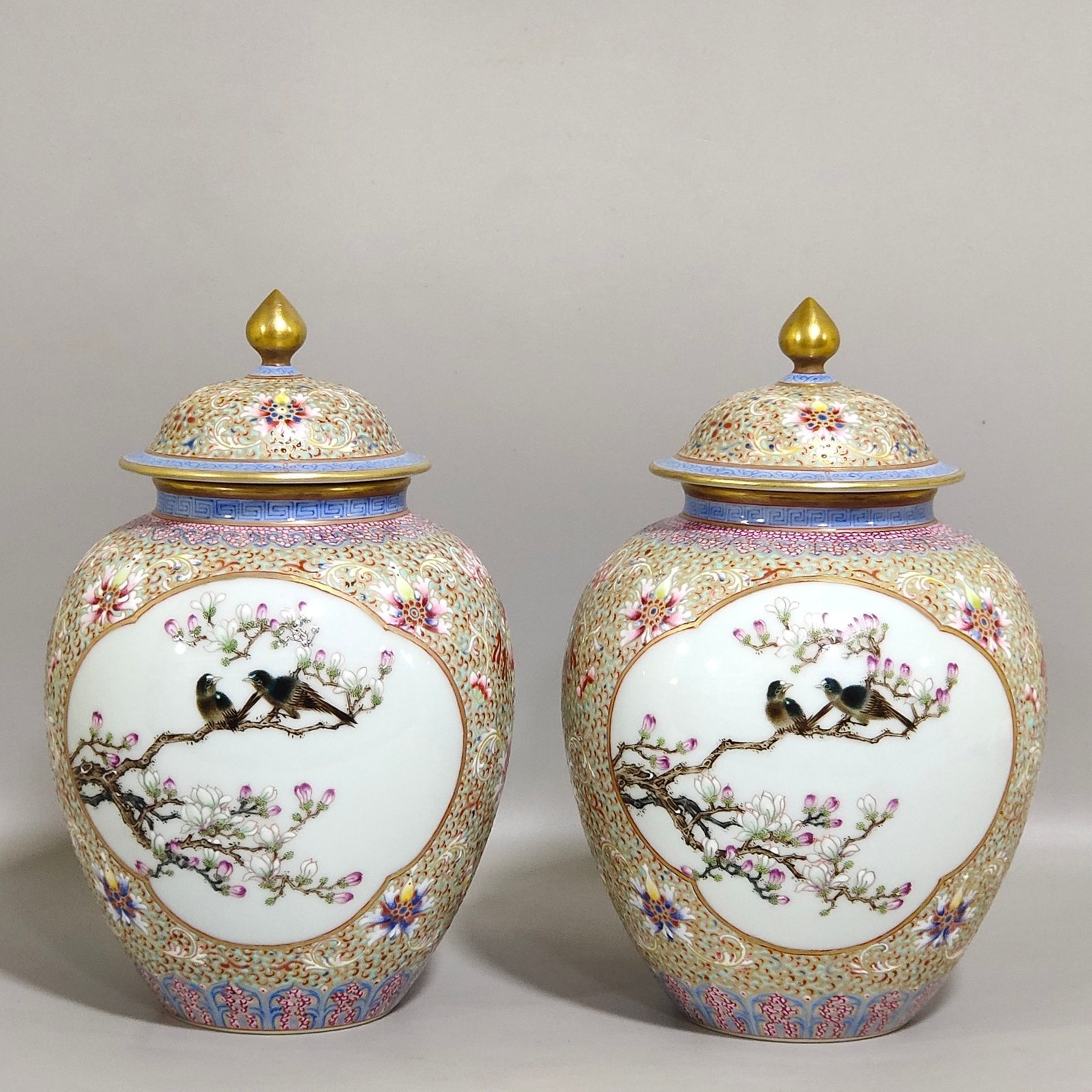 Qing Dynasty Qianlong hook gold blessing and longevity tea can with windows and flowers and birds