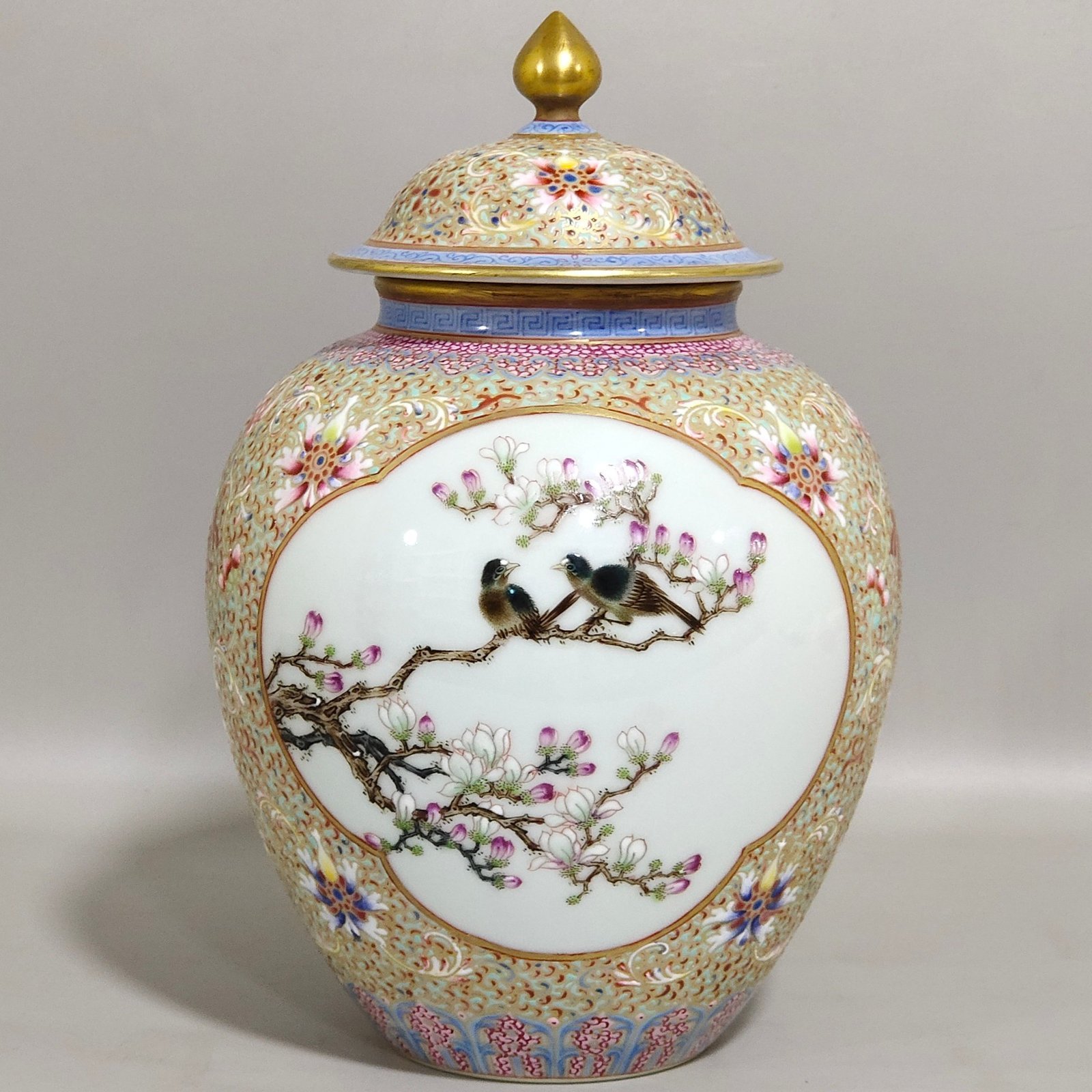 Qing Dynasty Qianlong hook gold blessing and longevity tea can with windows and flowers and birds