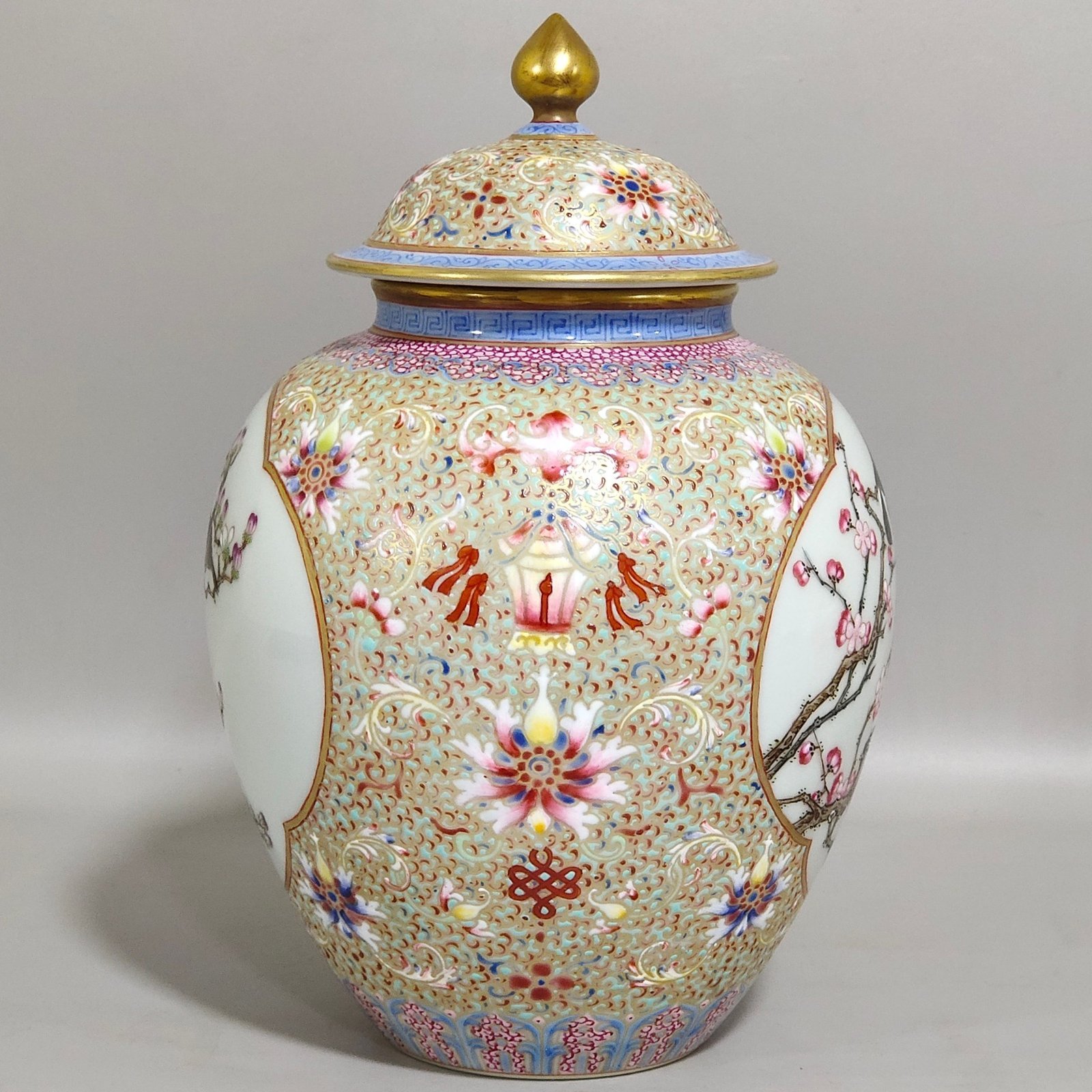 Qing Dynasty Qianlong hook gold blessing and longevity tea can with windows and flowers and birds