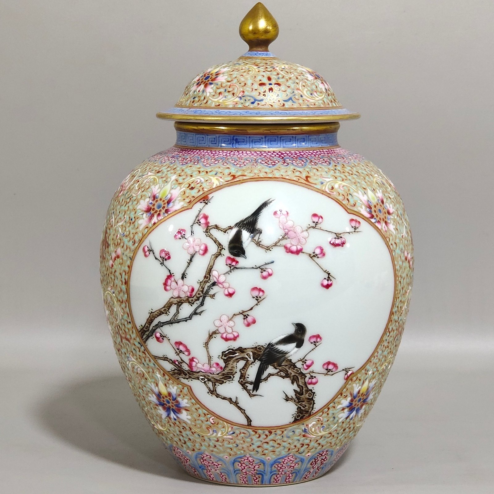 Qing Dynasty Qianlong hook gold blessing and longevity tea can with windows and flowers and birds