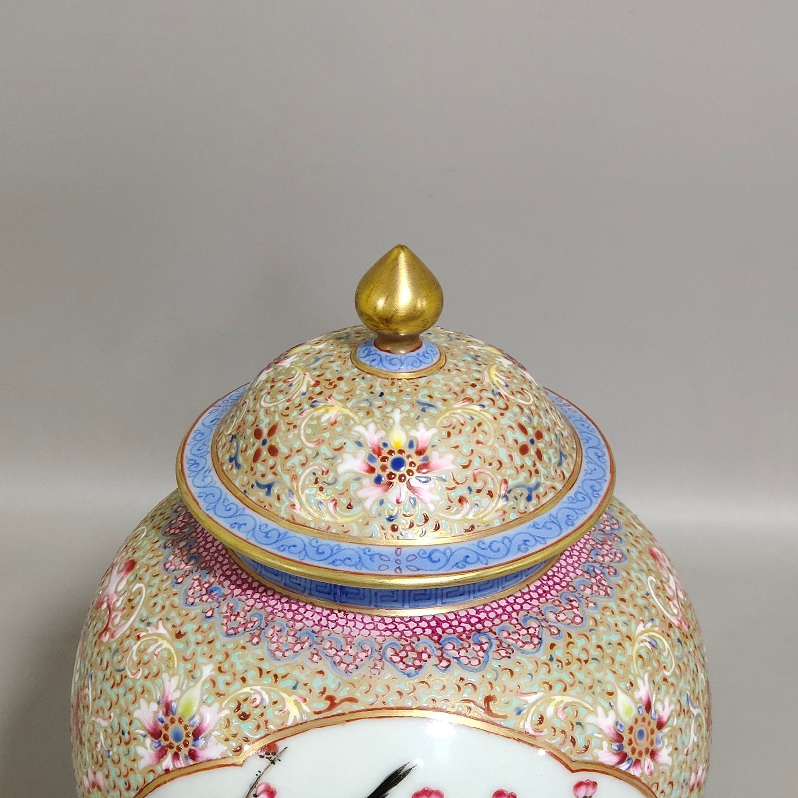 Qing Dynasty Qianlong hook gold blessing and longevity tea can with windows and flowers and birds