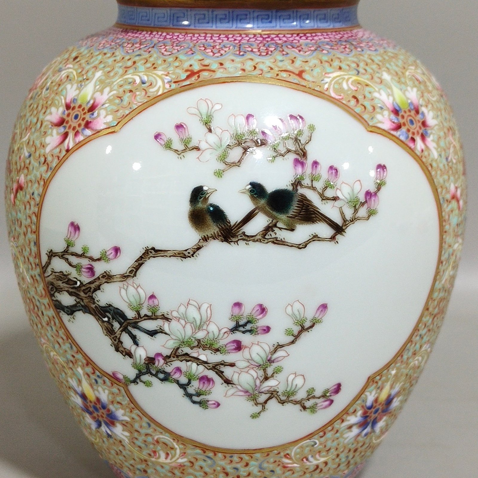 Qing Dynasty Qianlong hook gold blessing and longevity tea can with windows and flowers and birds