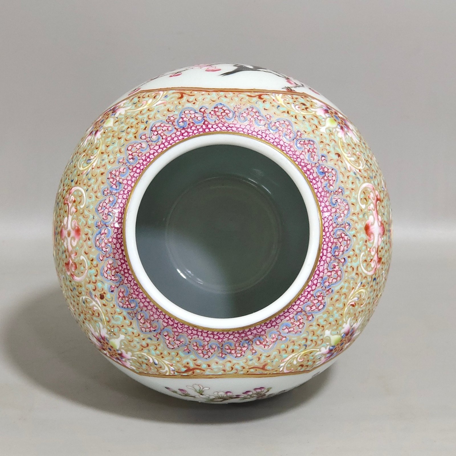 Qing Dynasty Qianlong hook gold blessing and longevity tea can with windows and flowers and birds