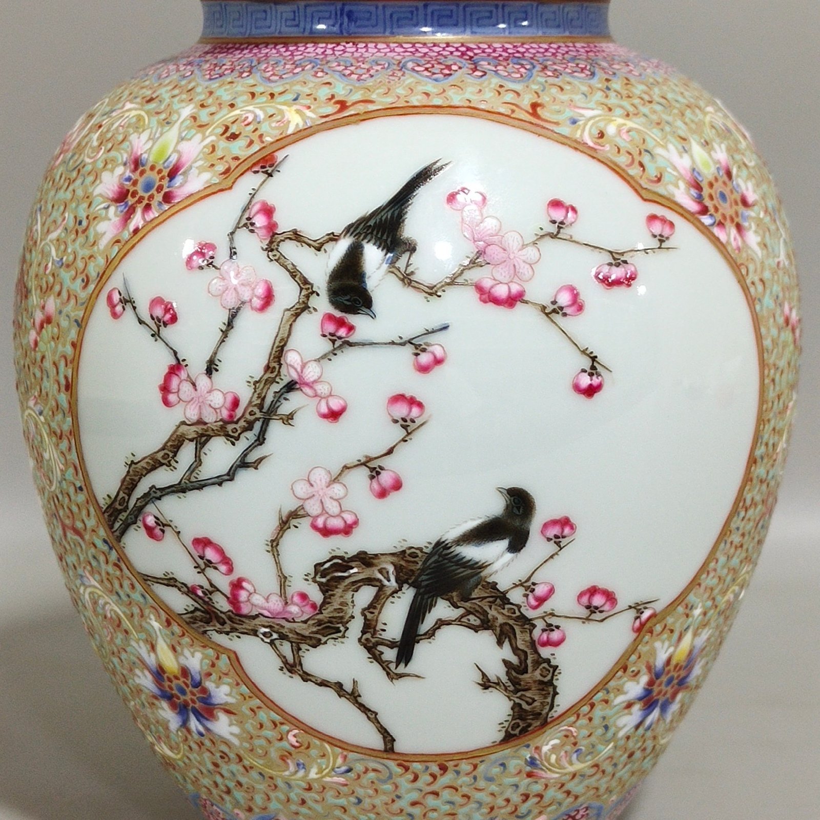 Qing Dynasty Qianlong hook gold blessing and longevity tea can with windows and flowers and birds