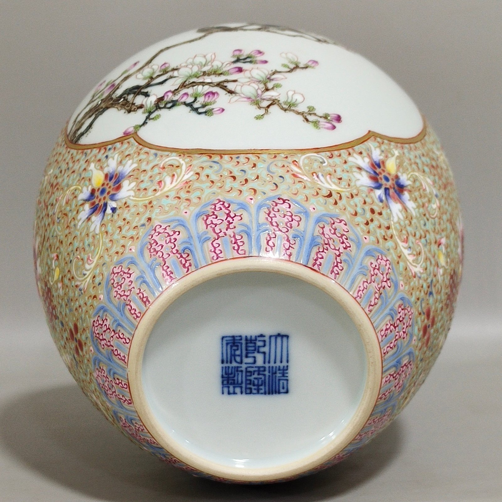 Qing Dynasty Qianlong hook gold blessing and longevity tea can with windows and flowers and birds