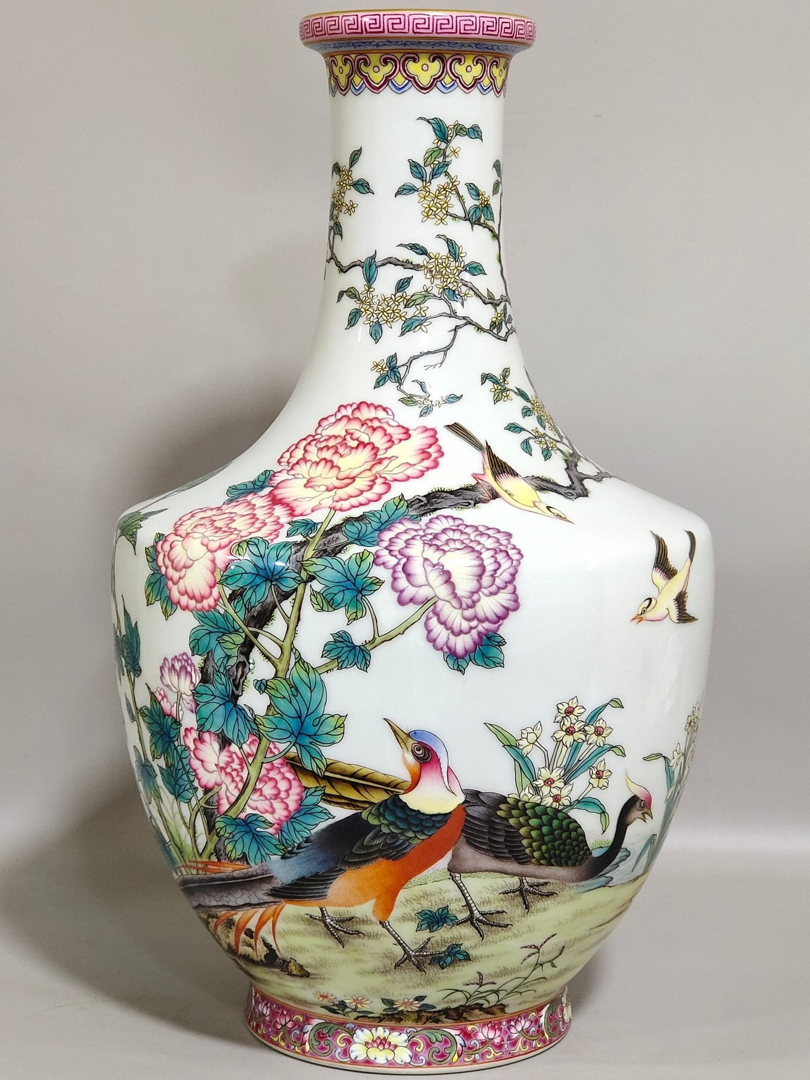 Qing Dynasty Qianlong icing on the cake vase