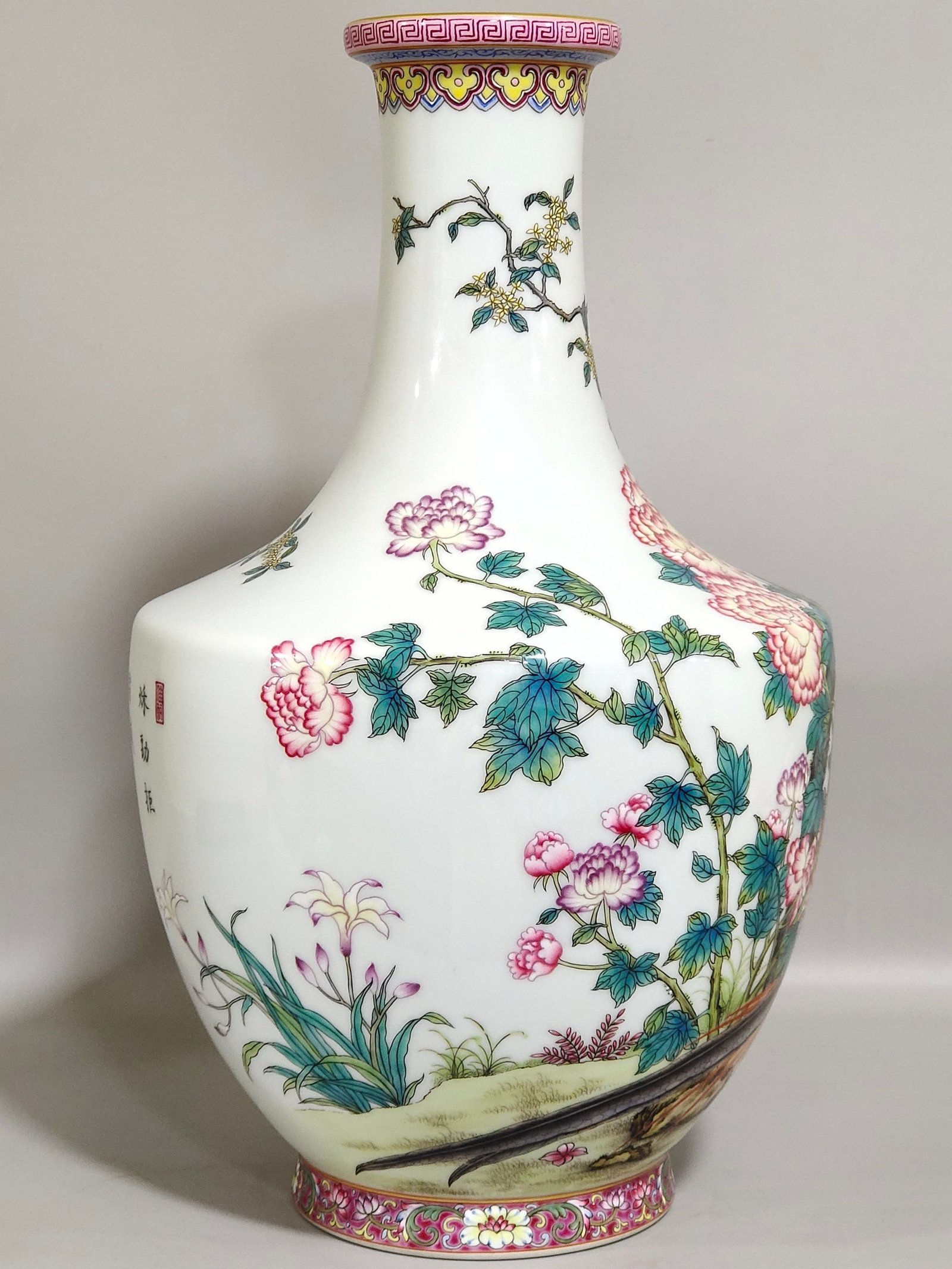 Qing Dynasty Qianlong icing on the cake vase