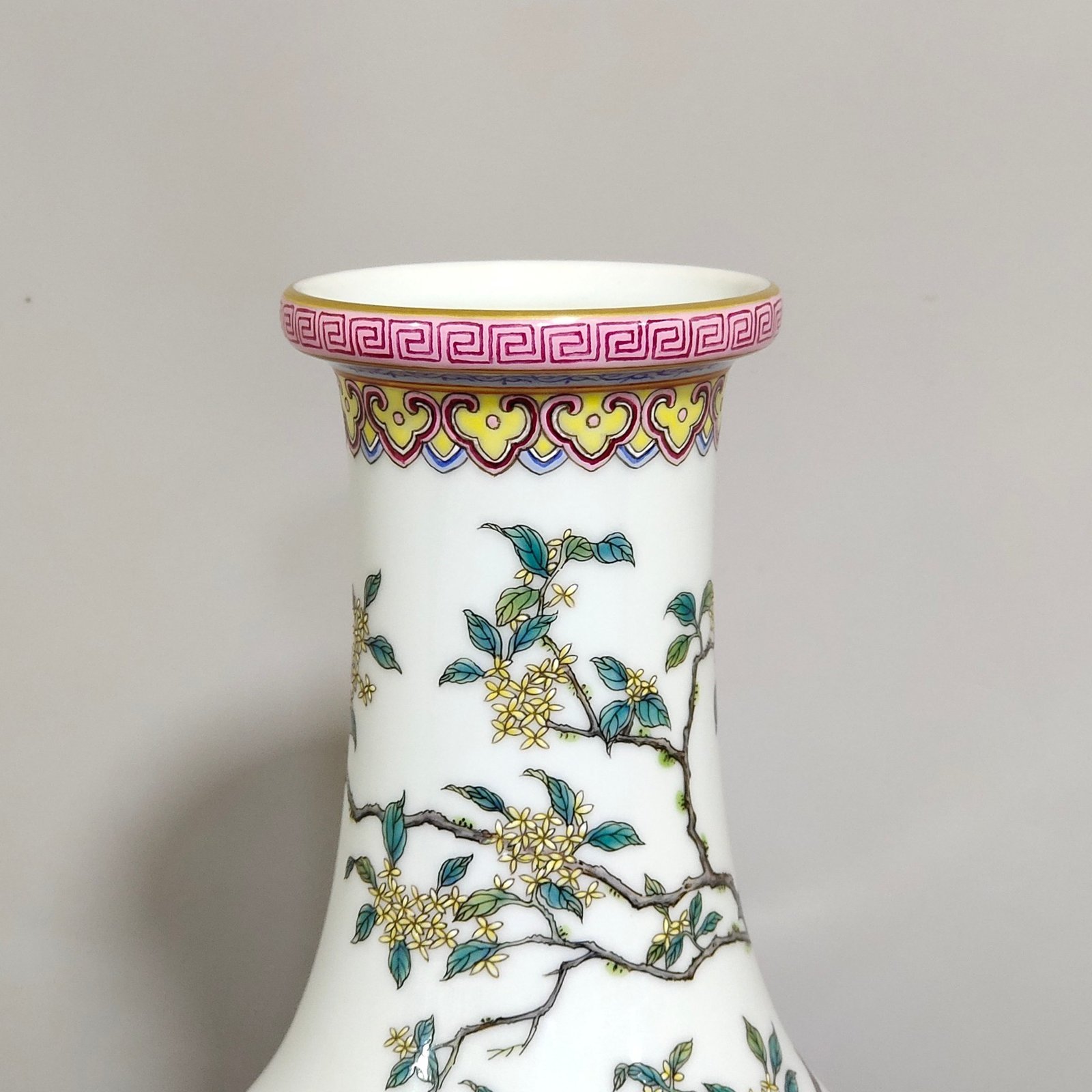 Qing Dynasty Qianlong icing on the cake vase