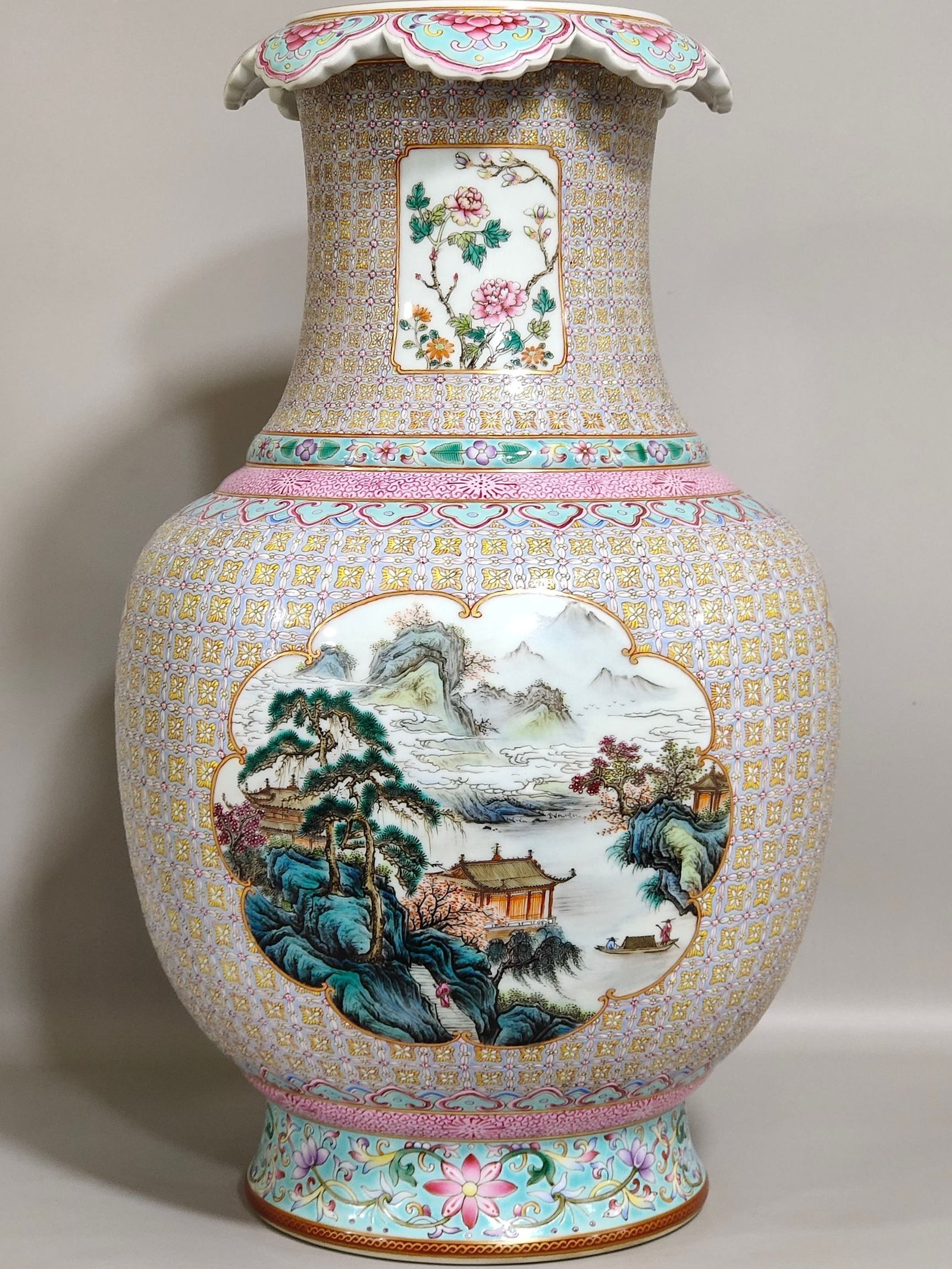 Qing Dynasty Qianlong an inverted bottle with window opening and landscape scenery