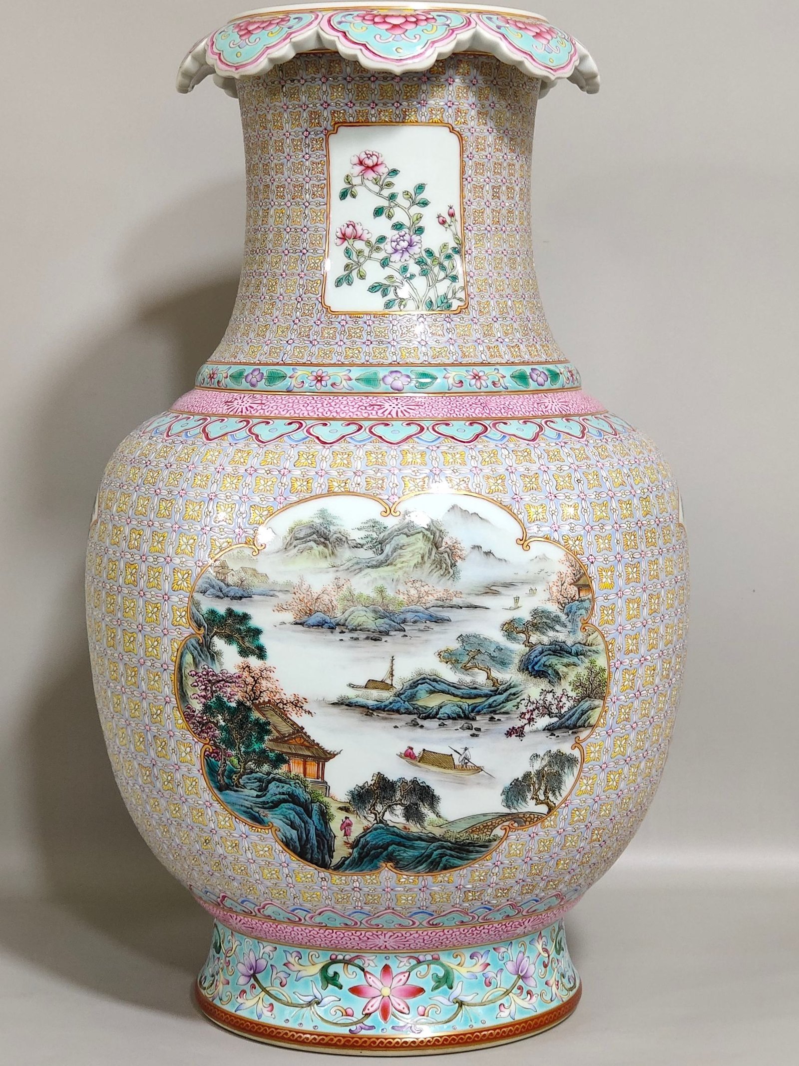 Qing Dynasty Qianlong an inverted bottle with window opening and landscape scenery