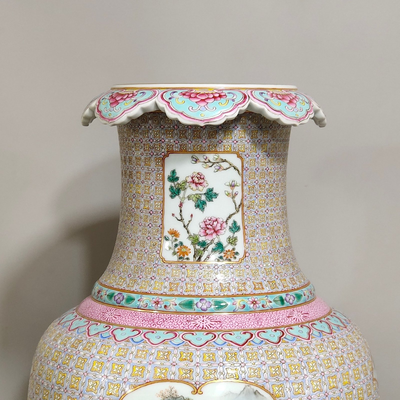 Qing Dynasty Qianlong an inverted bottle with window opening and landscape scenery