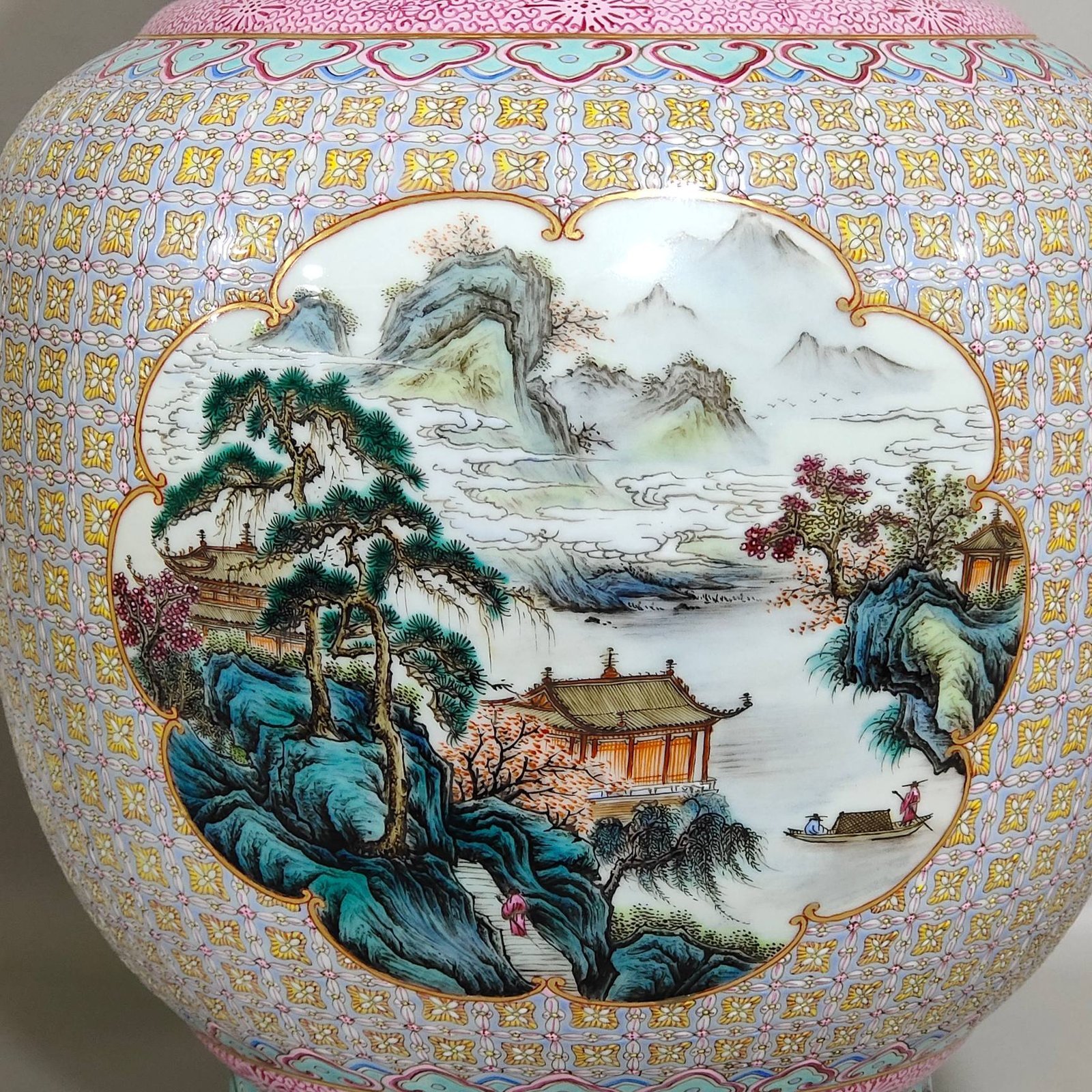 Qing Dynasty Qianlong an inverted bottle with window opening and landscape scenery