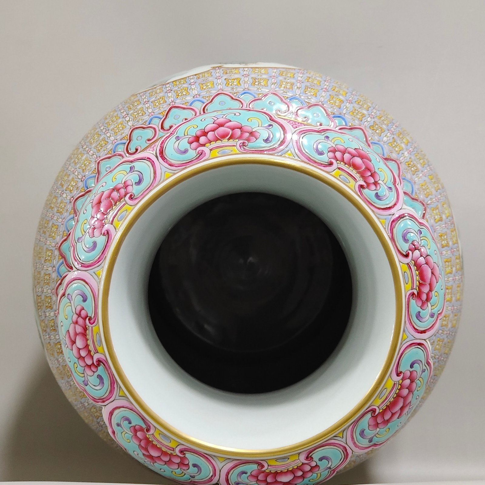 Qing Dynasty Qianlong an inverted bottle with window opening and landscape scenery