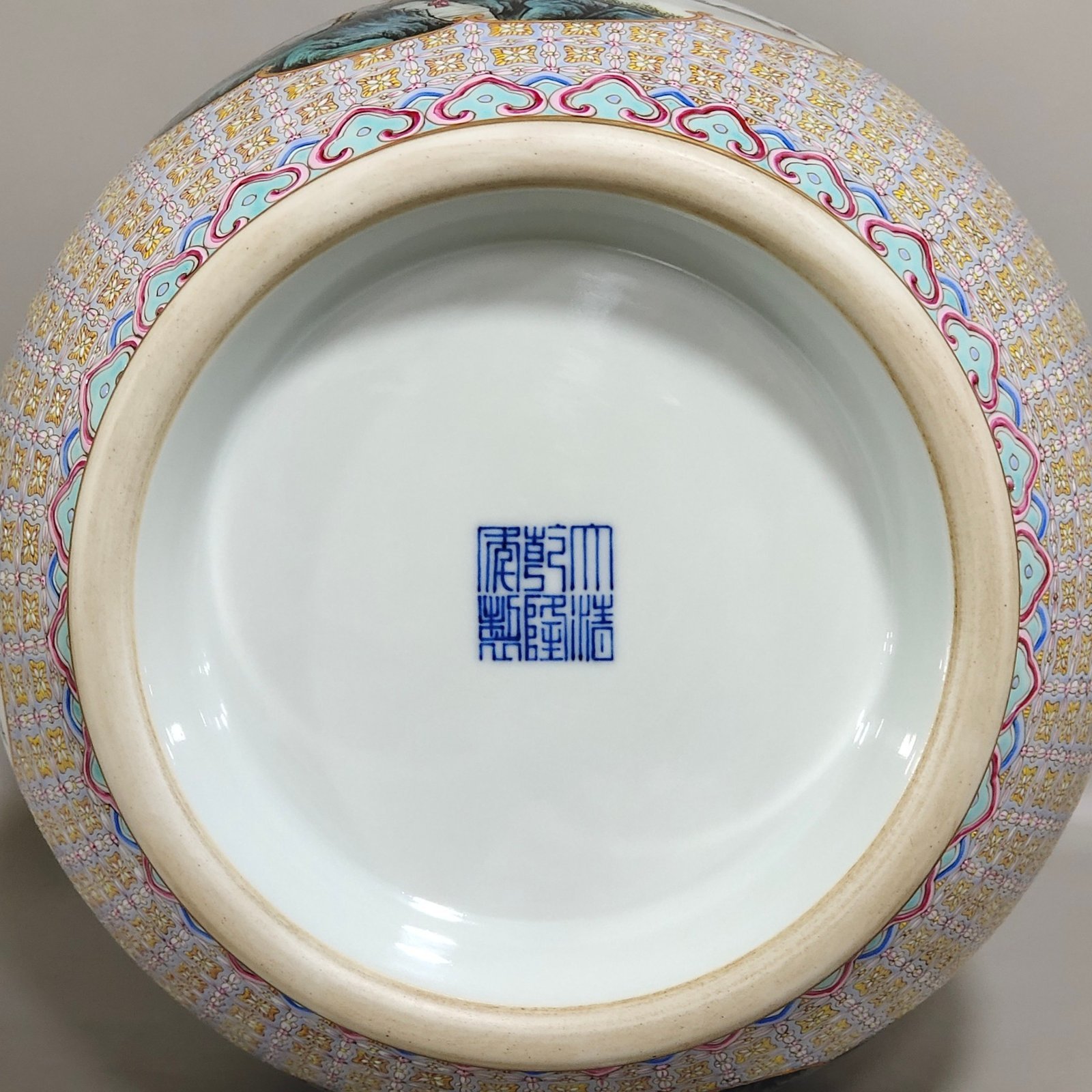 Qing Dynasty Qianlong an inverted bottle with window opening and landscape scenery