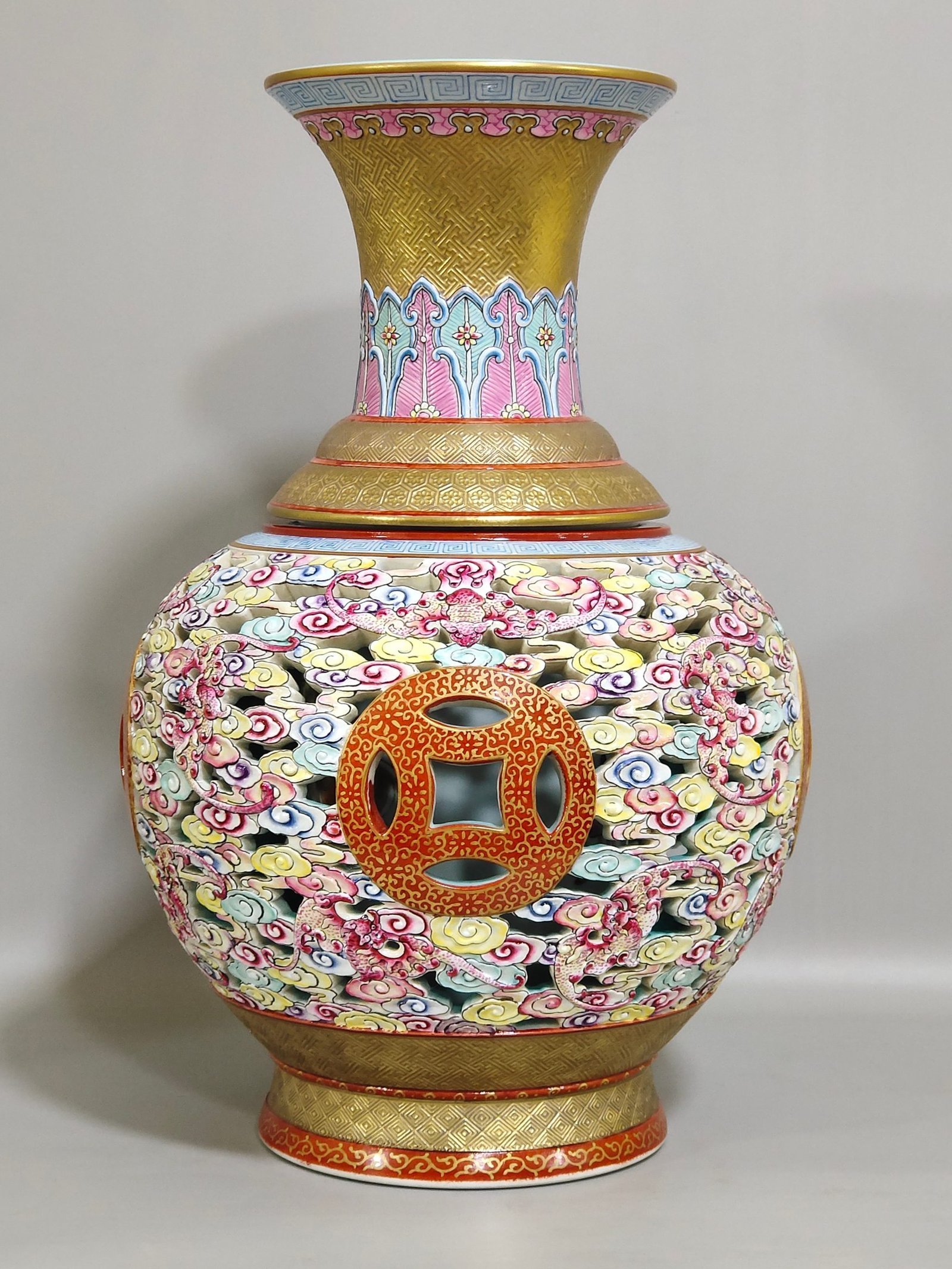 Qing Dynasty Qianlong a hollow gold Yunfu revolving vase