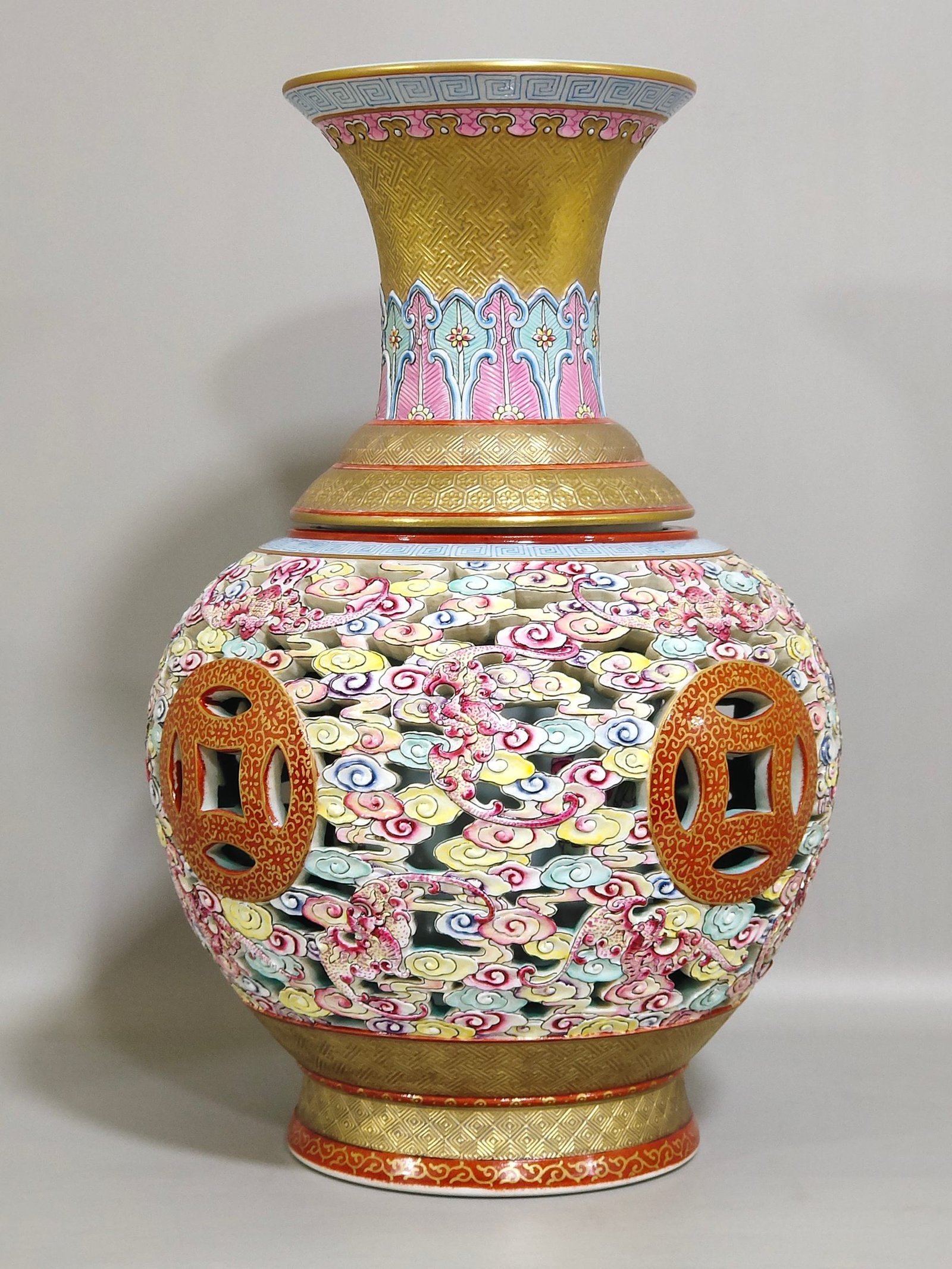 Qing Dynasty Qianlong a hollow gold Yunfu revolving vase