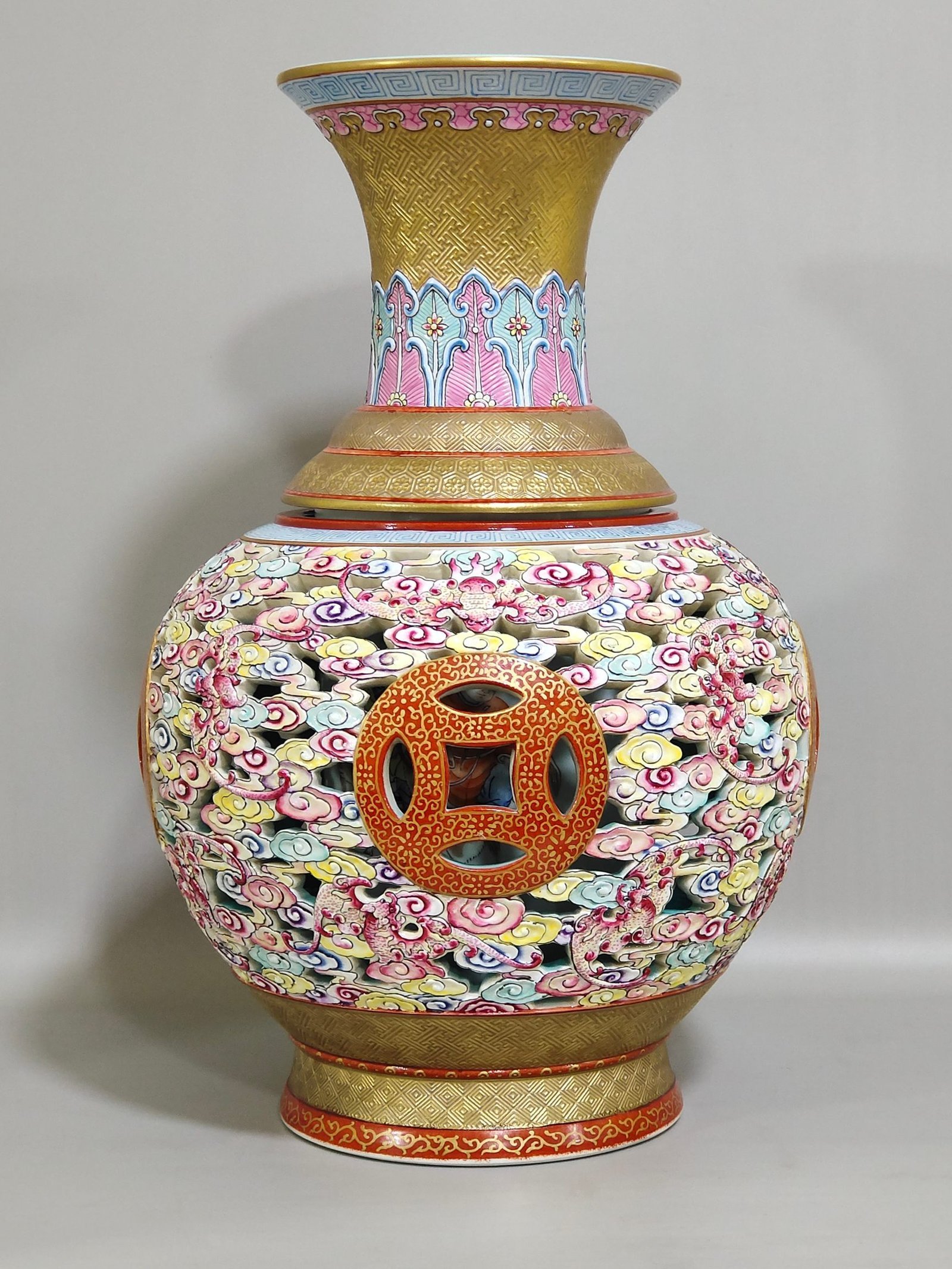 Qing Dynasty Qianlong a hollow gold Yunfu revolving vase