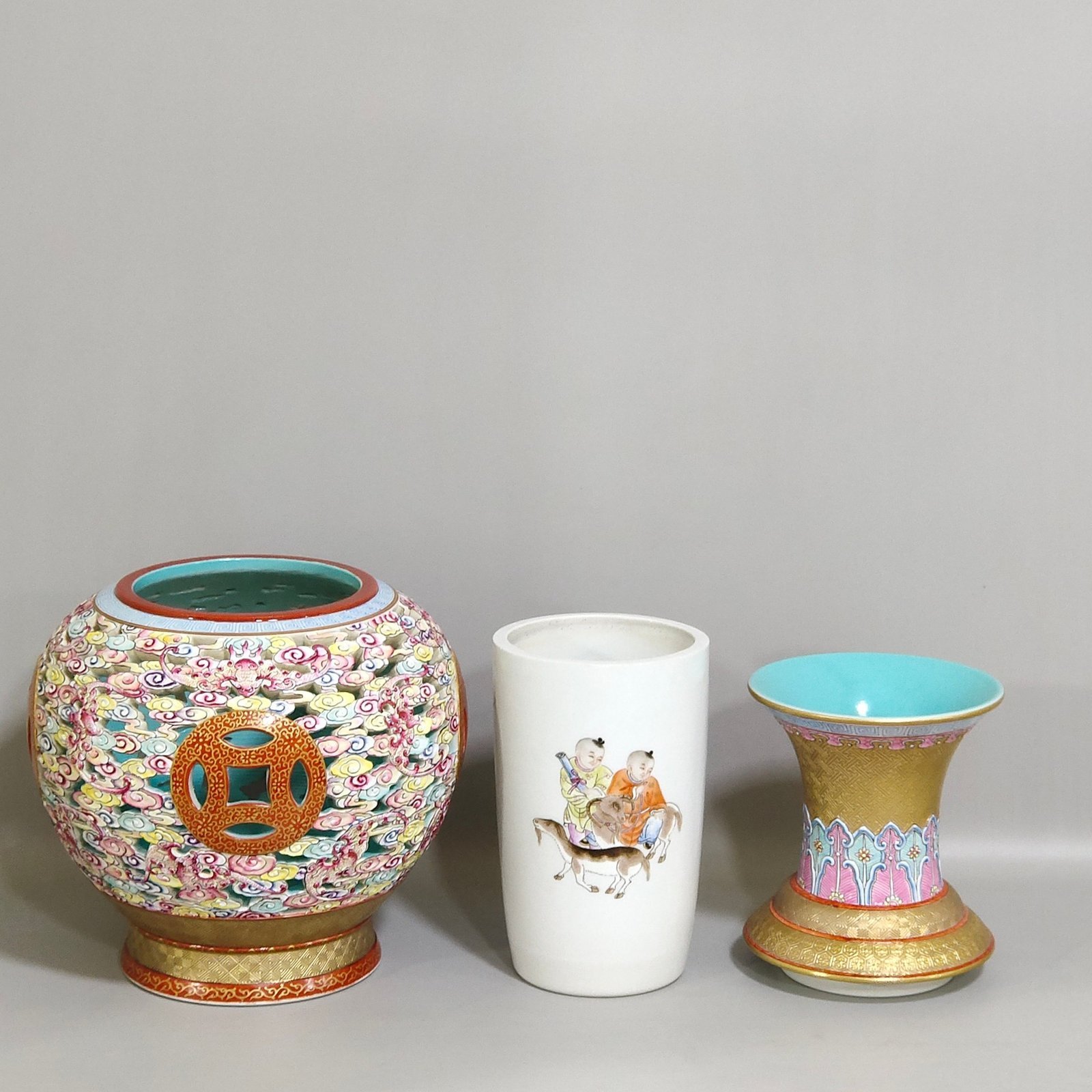Qing Dynasty Qianlong a hollow gold Yunfu revolving vase