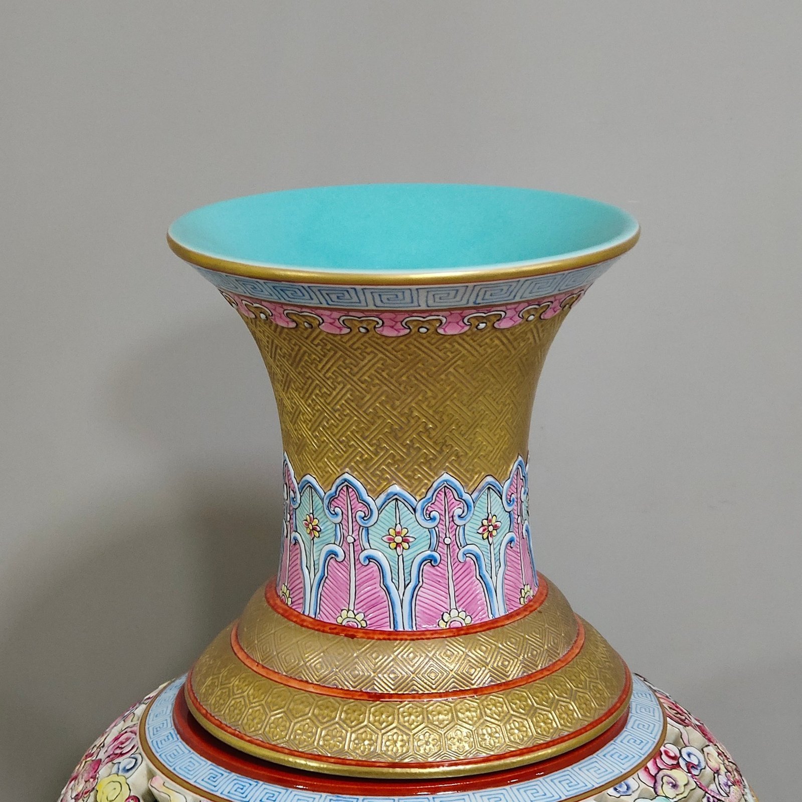 Qing Dynasty Qianlong a hollow gold Yunfu revolving vase