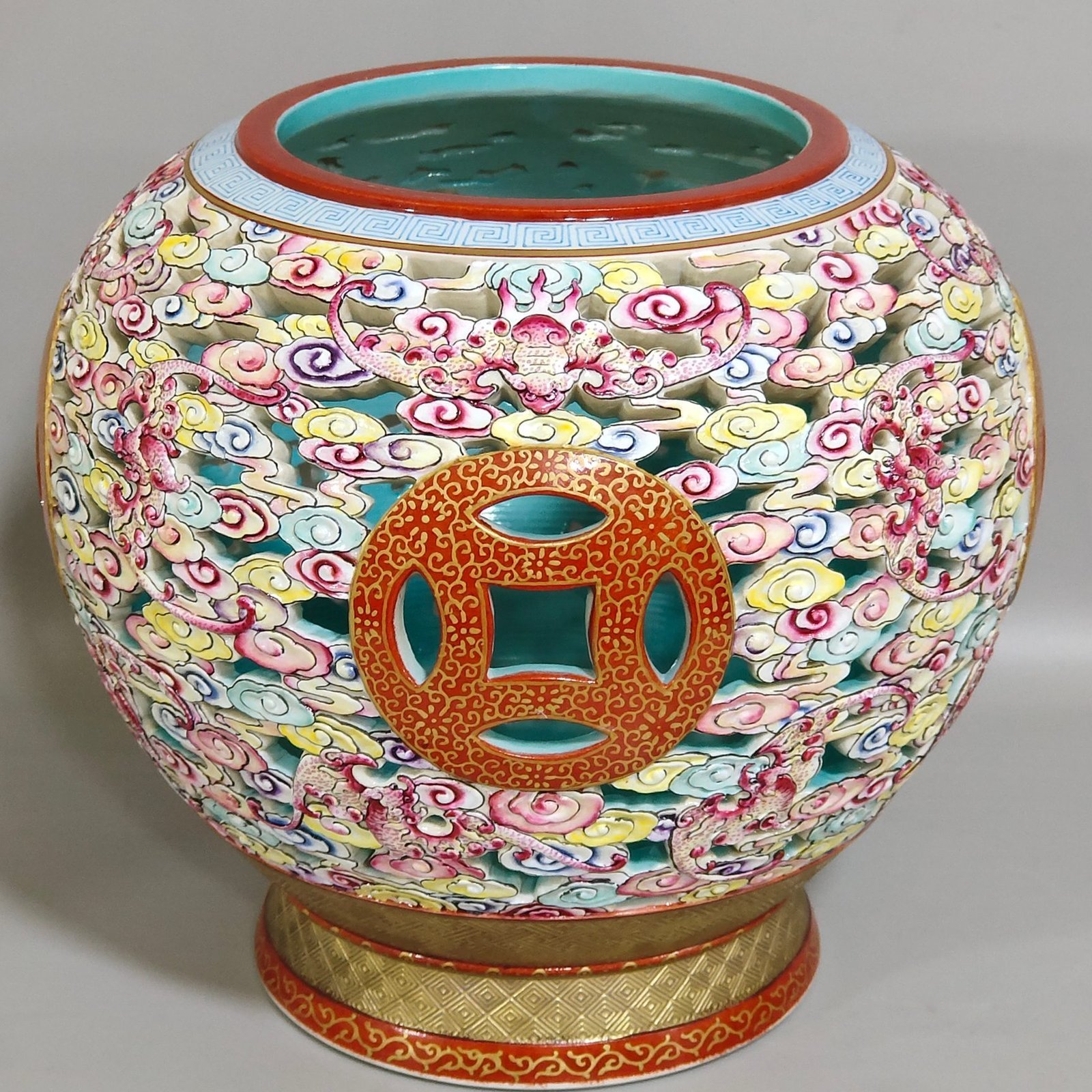 Qing Dynasty Qianlong a hollow gold Yunfu revolving vase