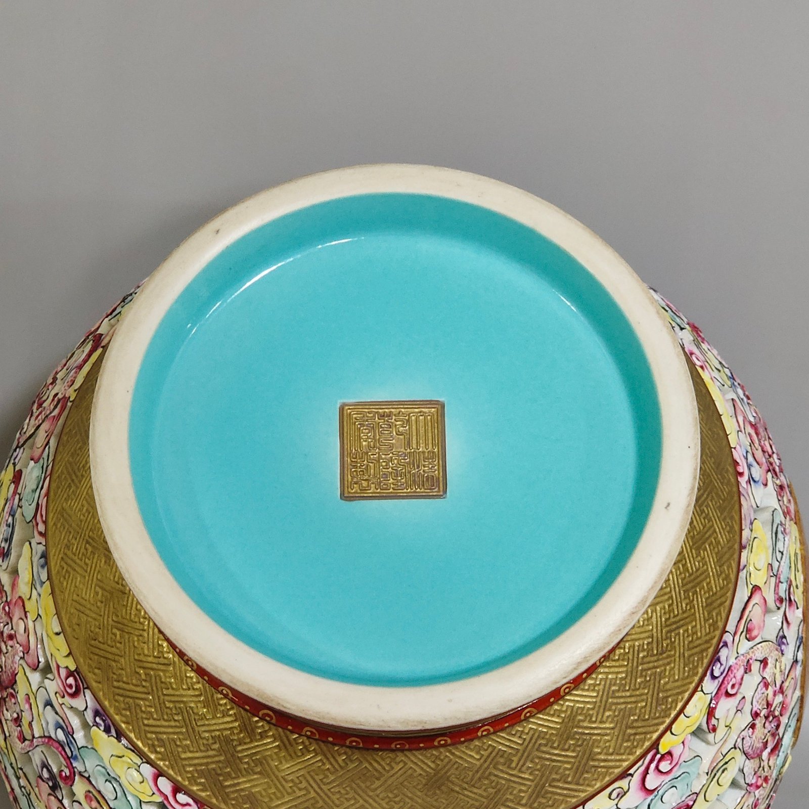 Qing Dynasty Qianlong a hollow gold Yunfu revolving vase