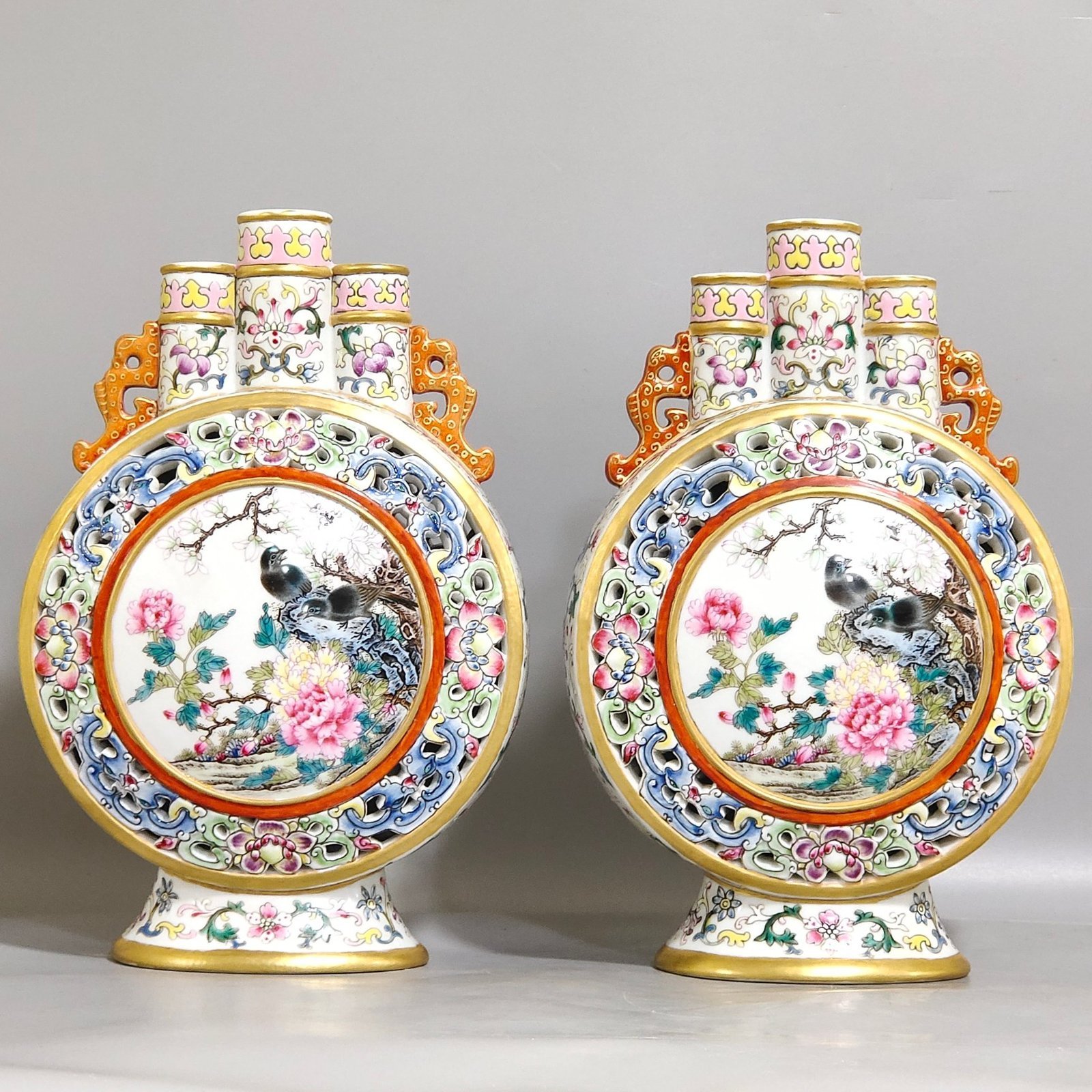 Qing Dynasty Qianlong hollow flower and bird three tube moon holding vase