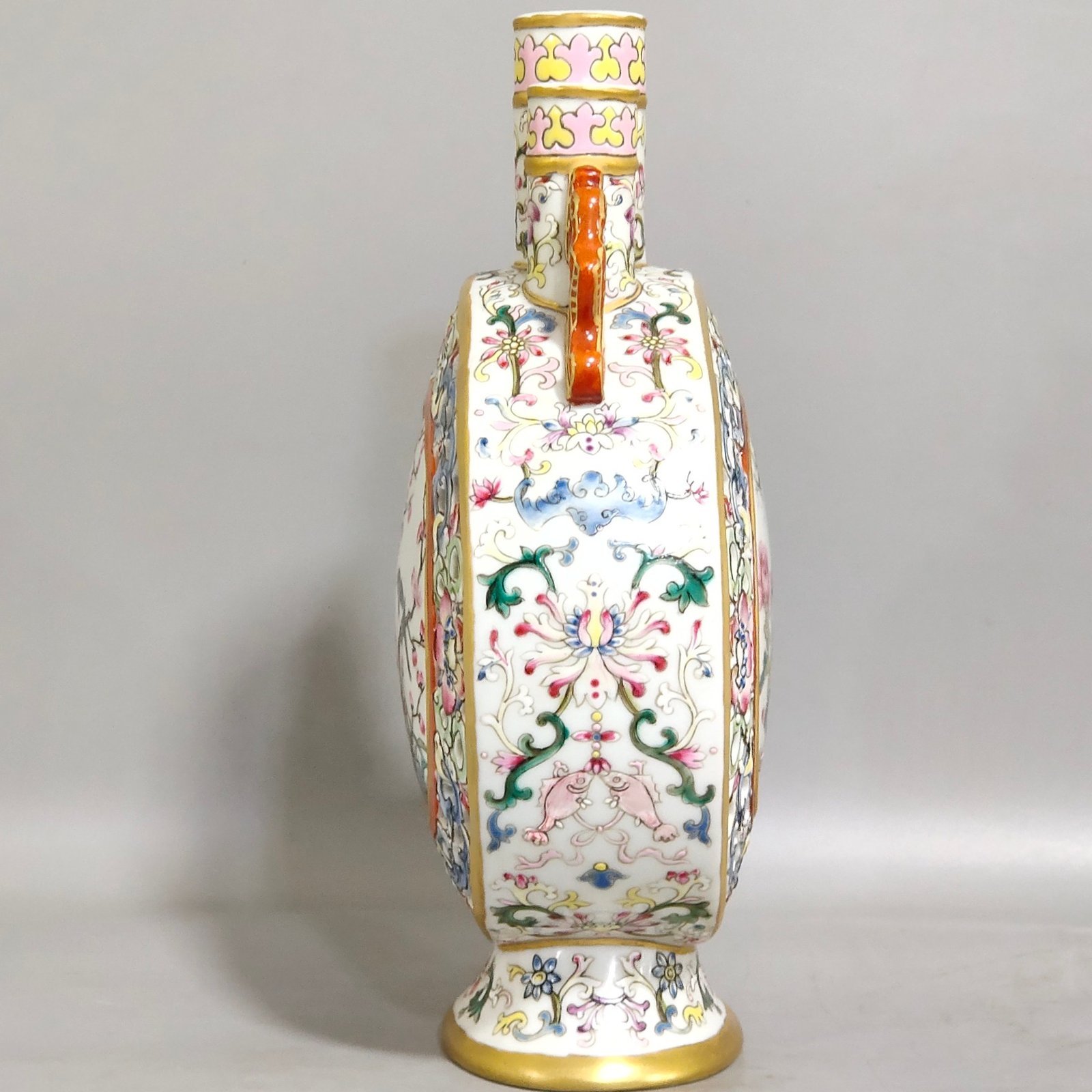 Qing Dynasty Qianlong hollow flower and bird three tube moon holding vase