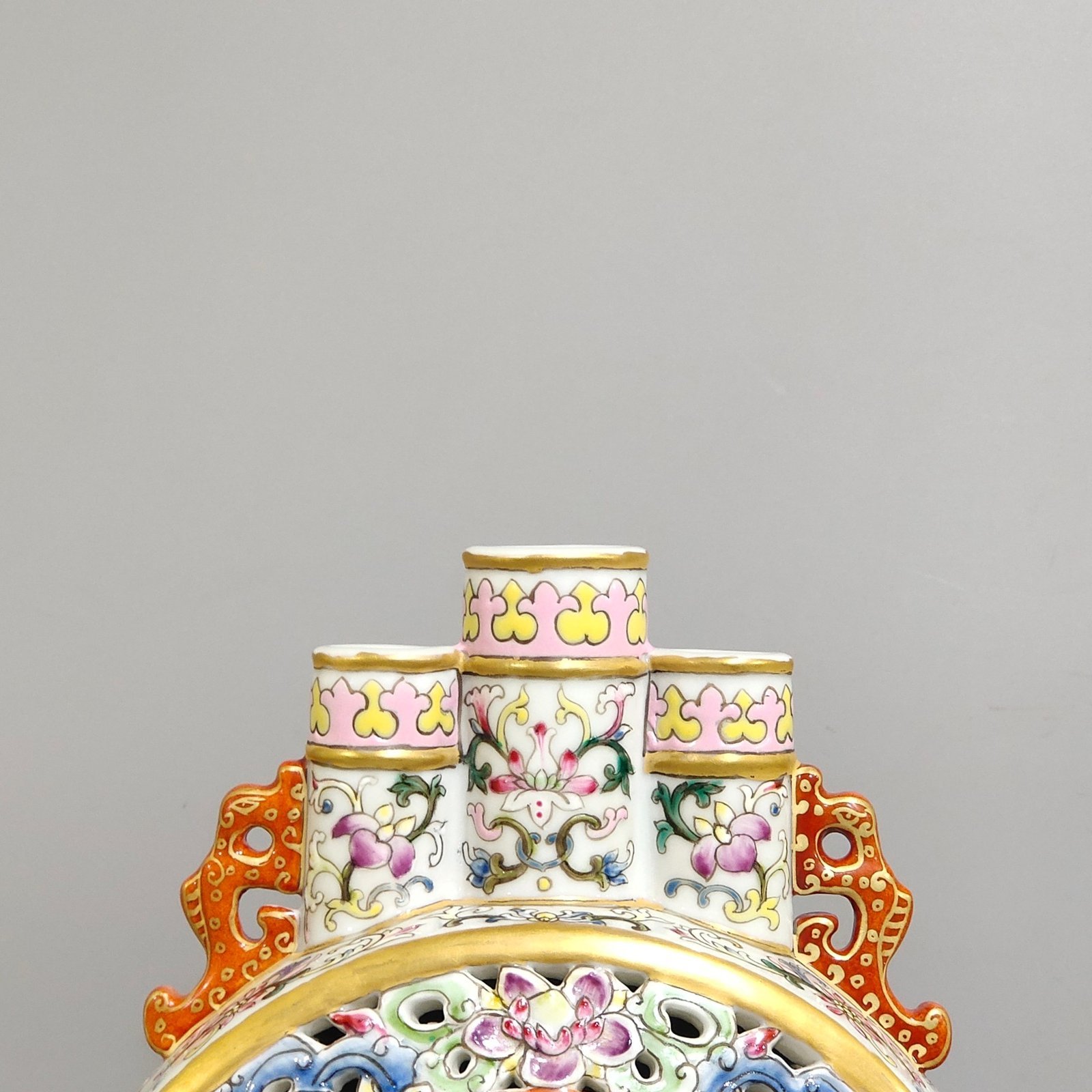 Qing Dynasty Qianlong hollow flower and bird three tube moon holding vase