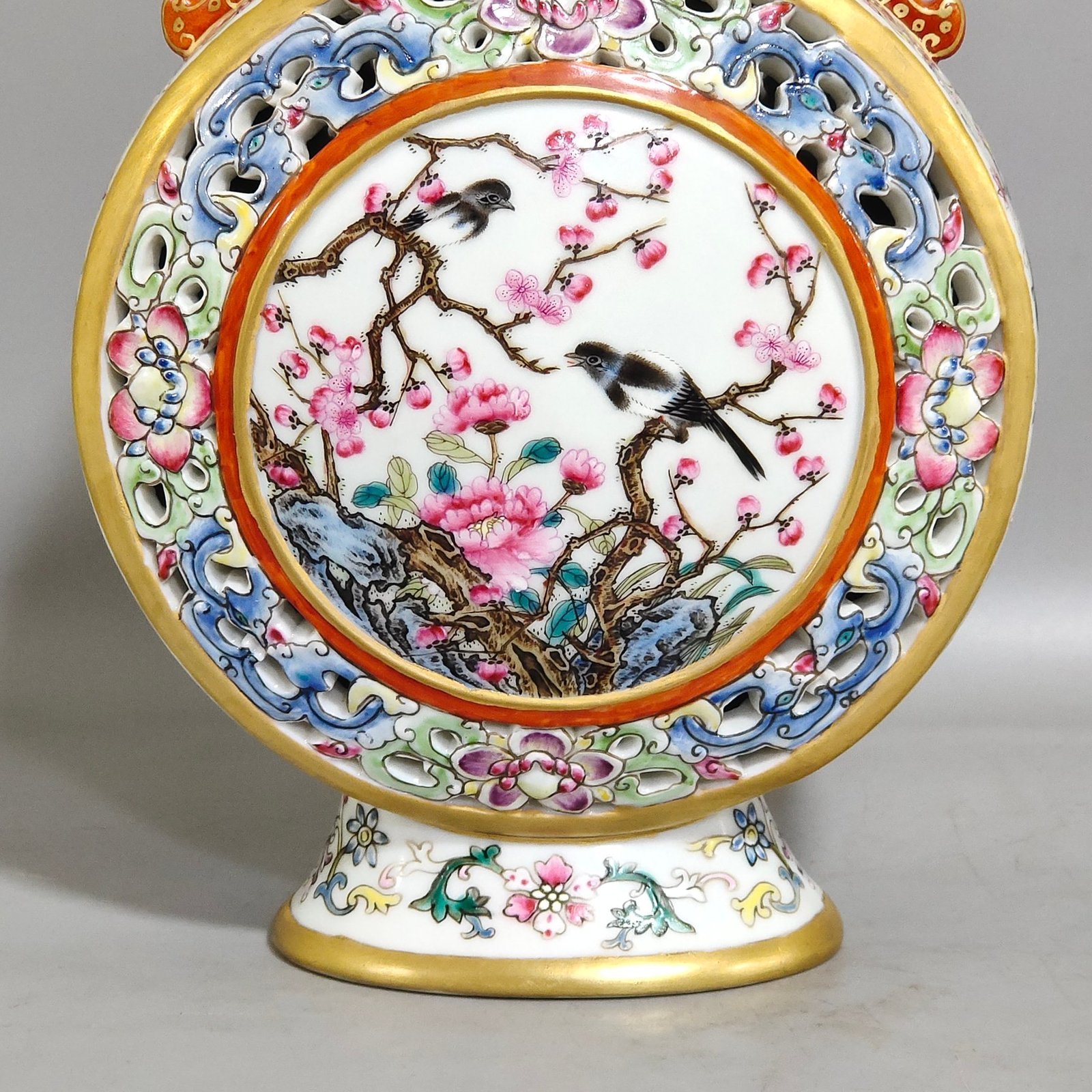 Qing Dynasty Qianlong hollow flower and bird three tube moon holding vase