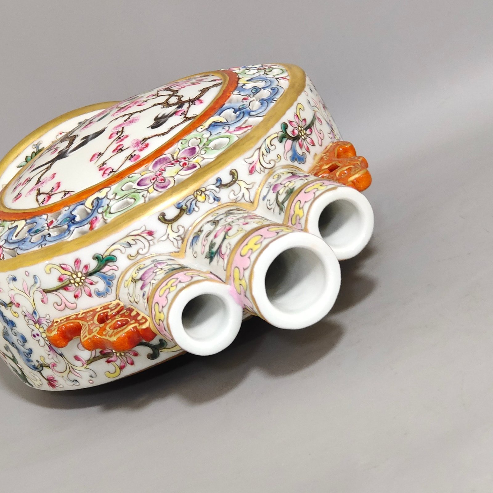 Qing Dynasty Qianlong hollow flower and bird three tube moon holding vase